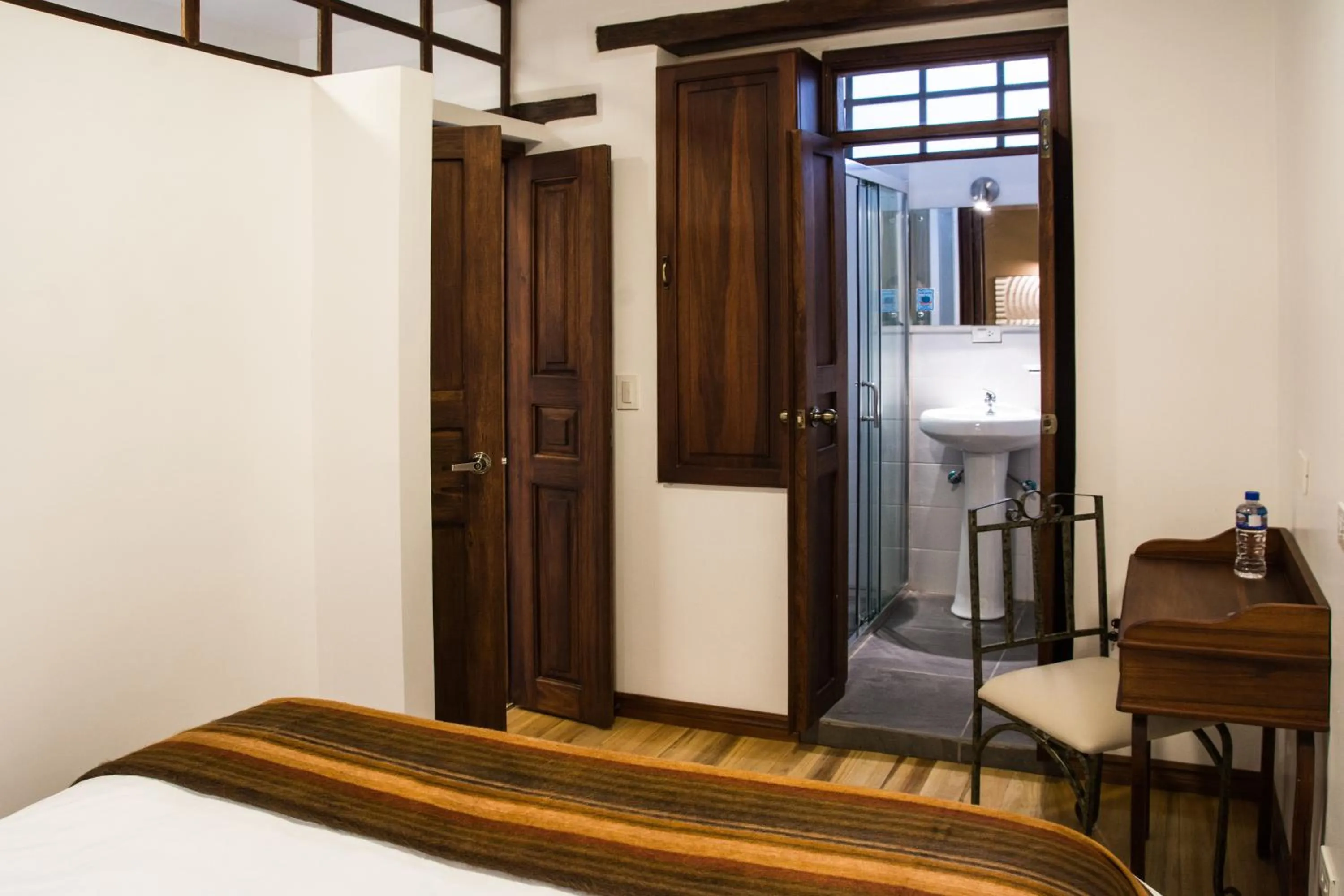 Bed in Hotel Casa Ecuatreasures Centro Historico