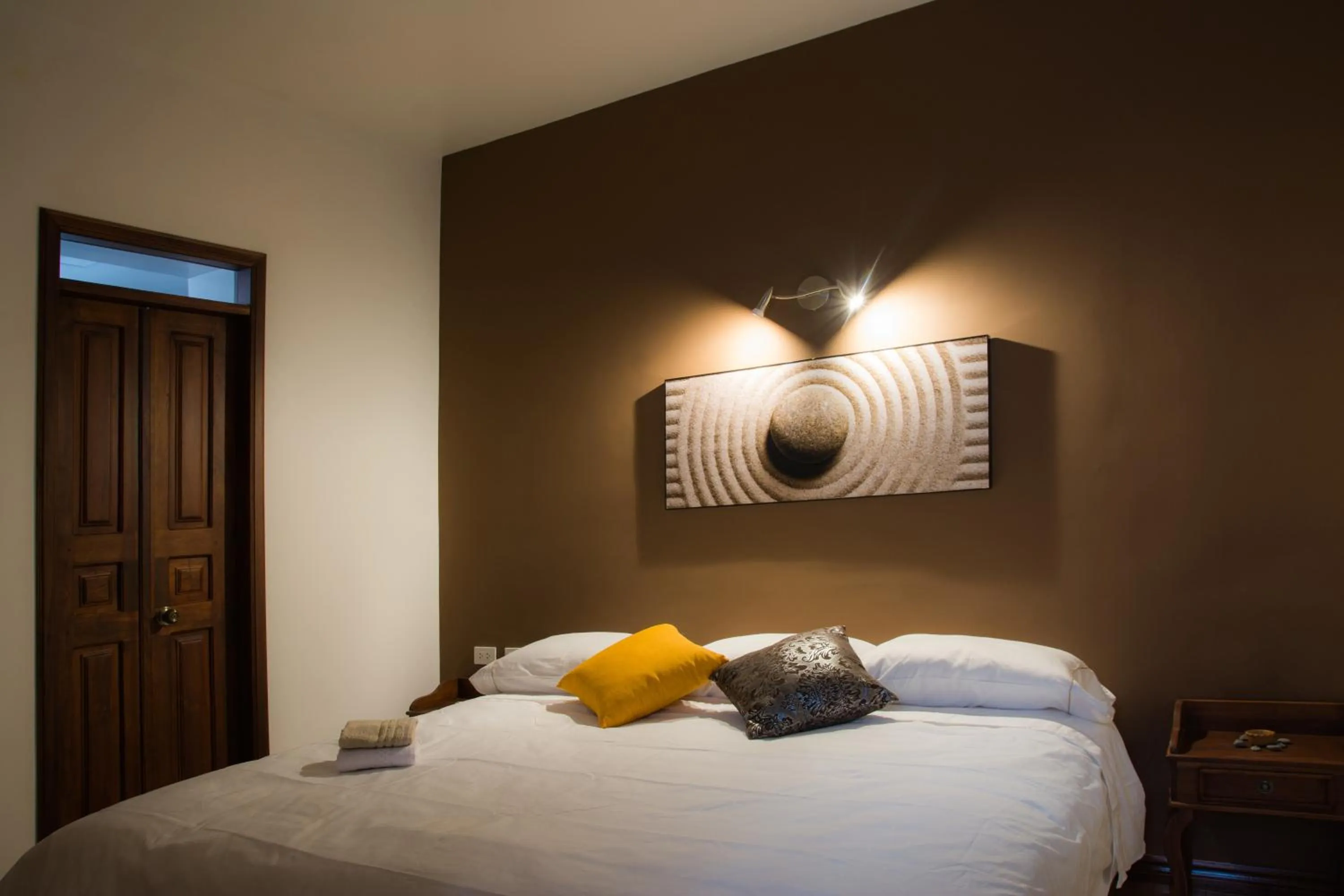 Bed in Hotel Casa Ecuatreasures Centro Historico