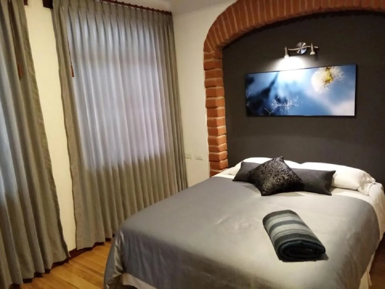 Bed in Hotel Casa Ecuatreasures Centro Historico