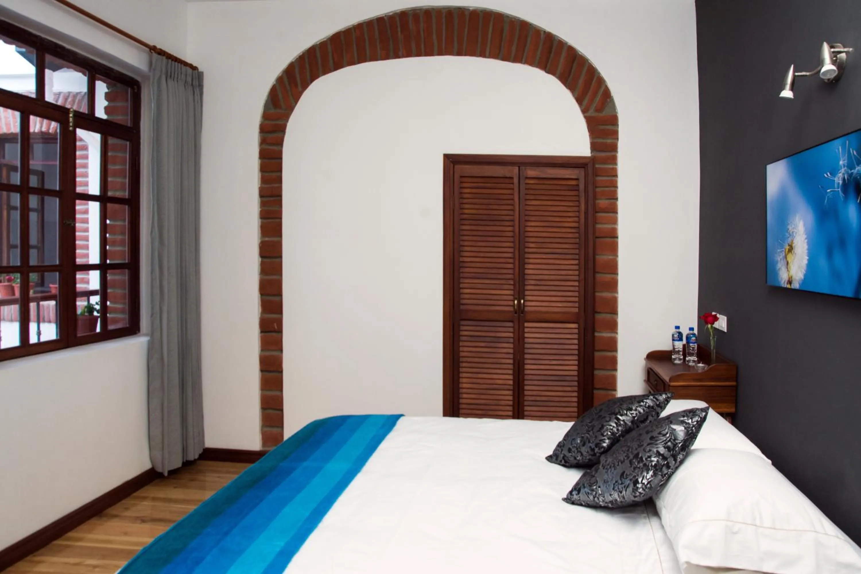 Bed in Hotel Casa Ecuatreasures Centro Historico