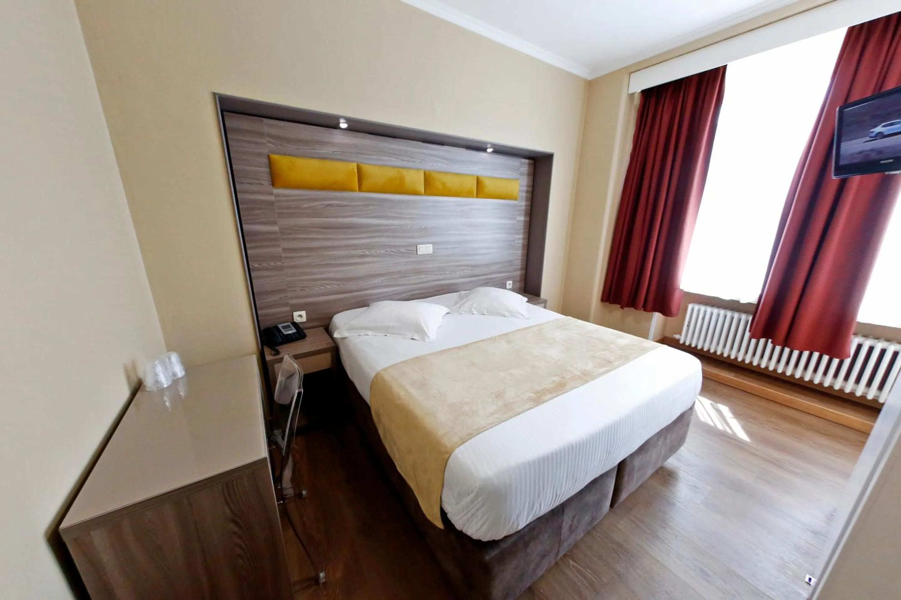 Bedroom, Bed in Hotel de France