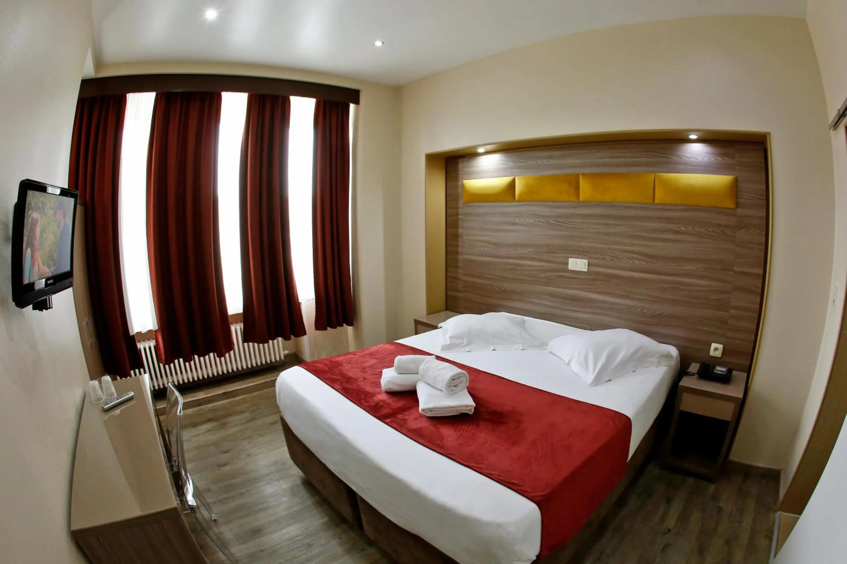 Bedroom, Bed in Hotel de France