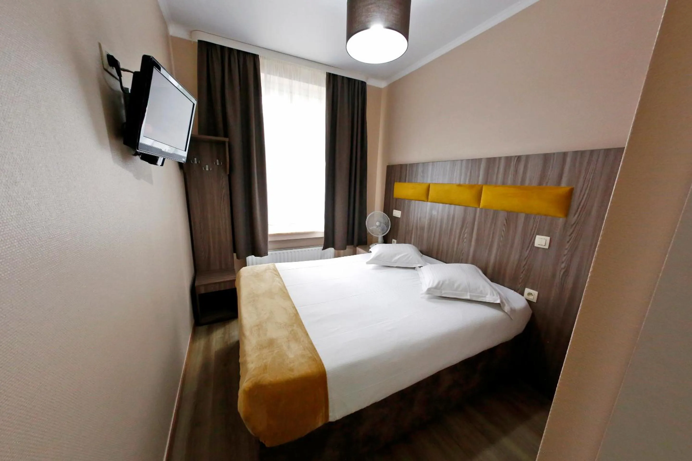 Bedroom, Bed in Hotel de France