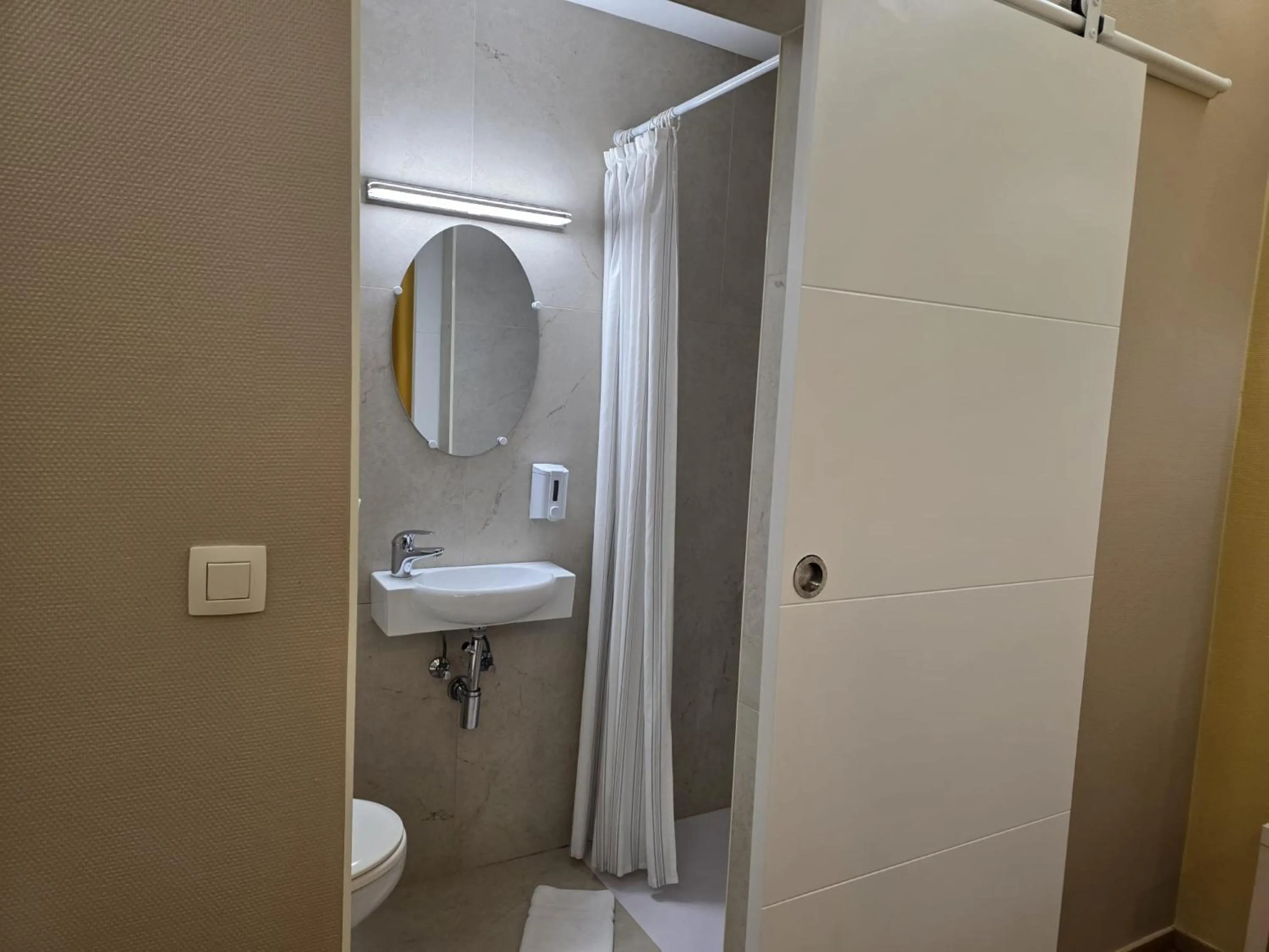 Shower in Hotel de France