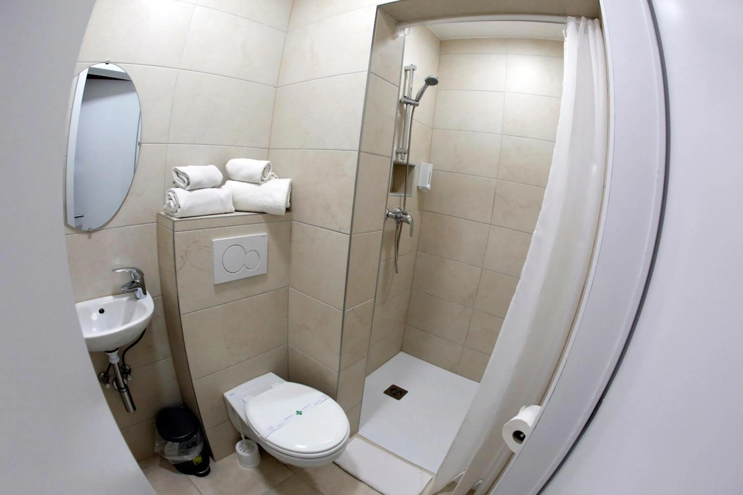 Shower in Hotel de France