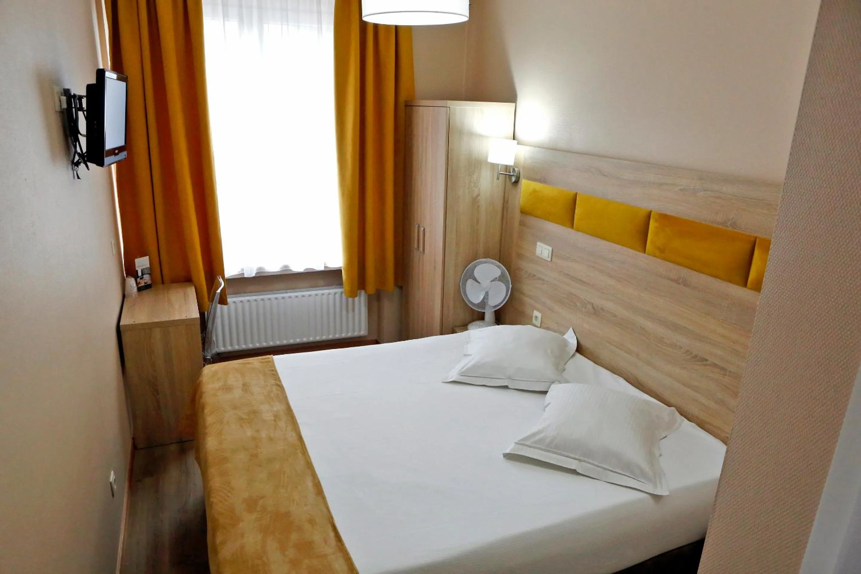 Bedroom, Bed in Hotel de France