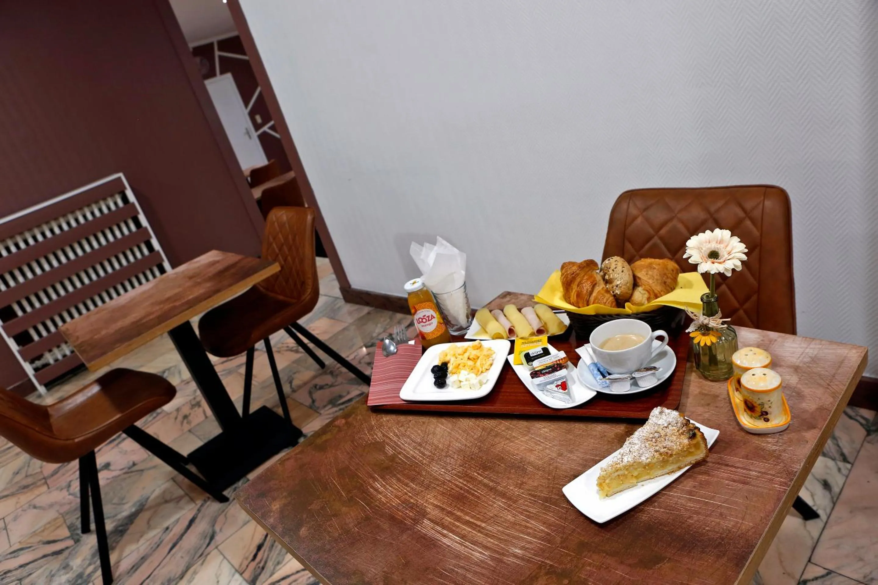 Breakfast in Hotel de France