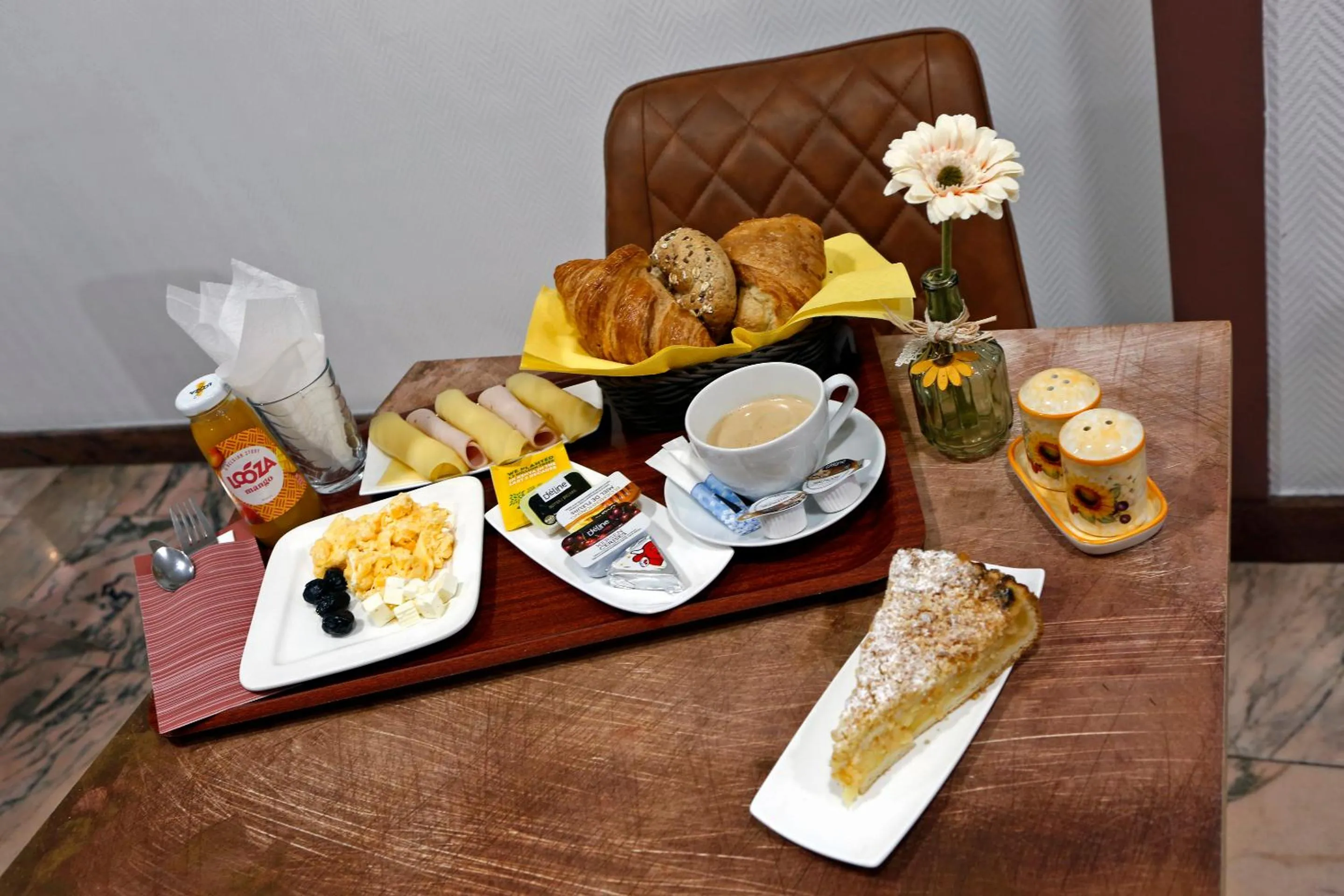 Breakfast in Hotel de France