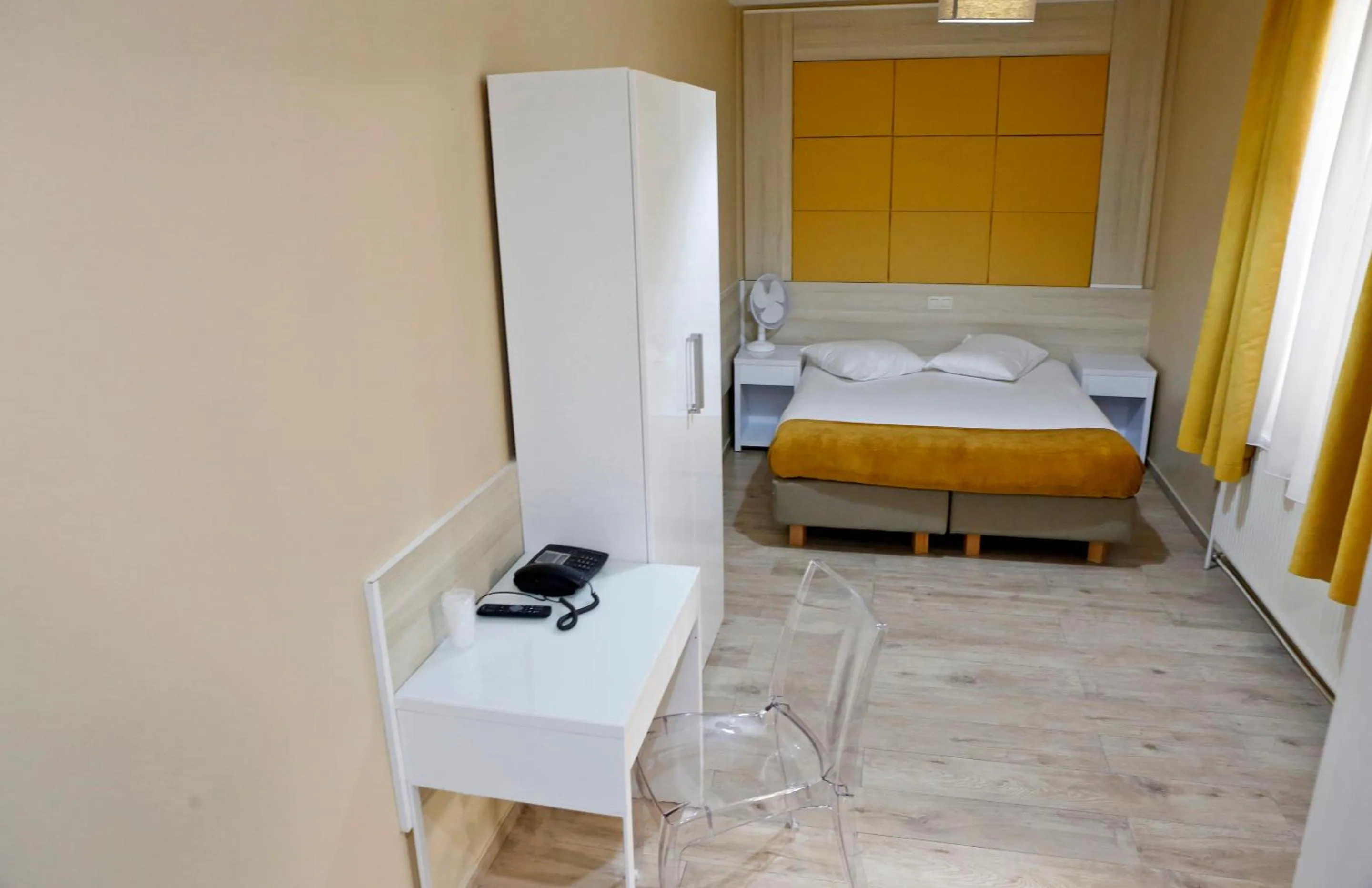 Bedroom, Bed in Hotel de France