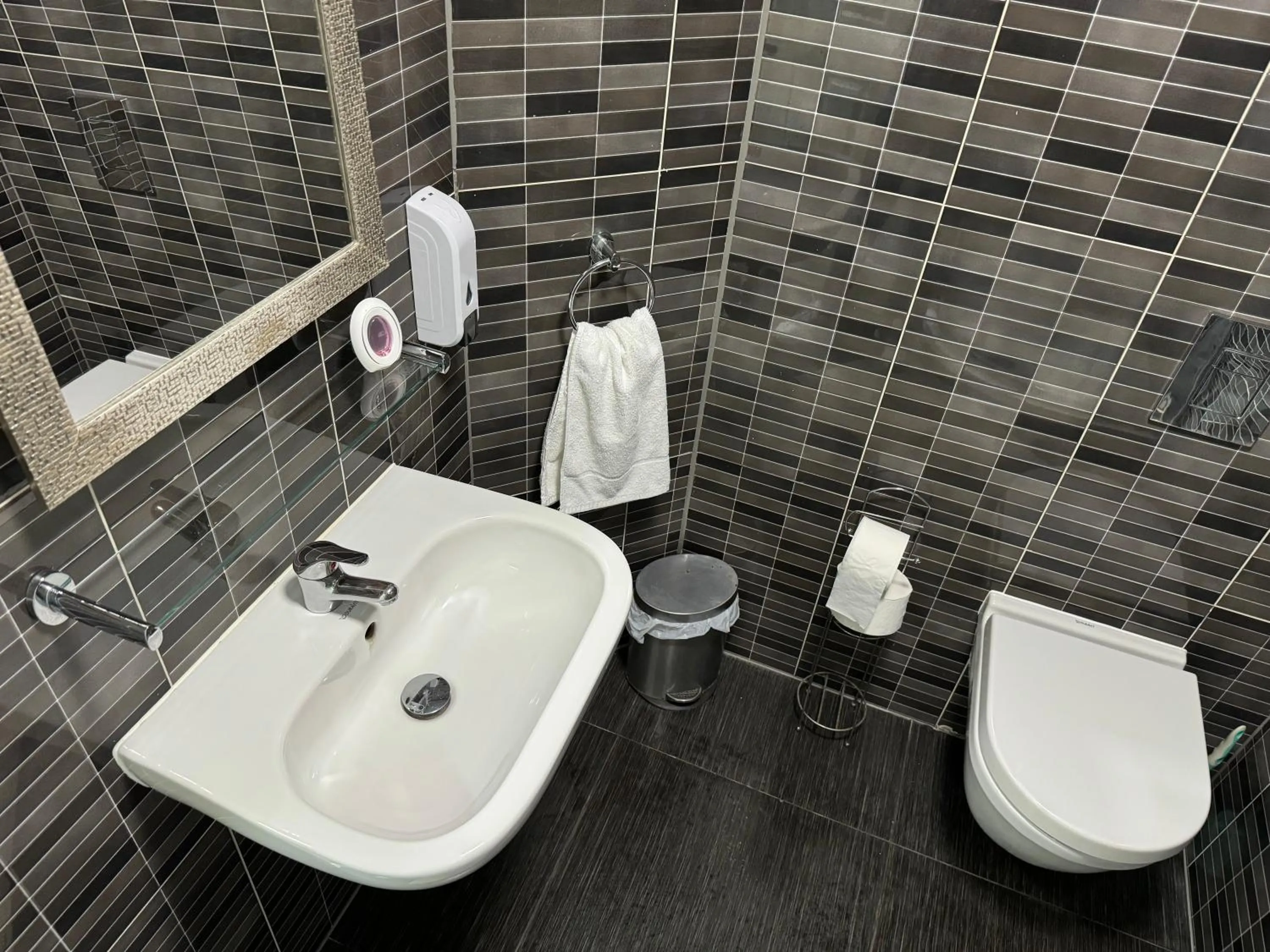 Shower in Namaste Palace Hotel