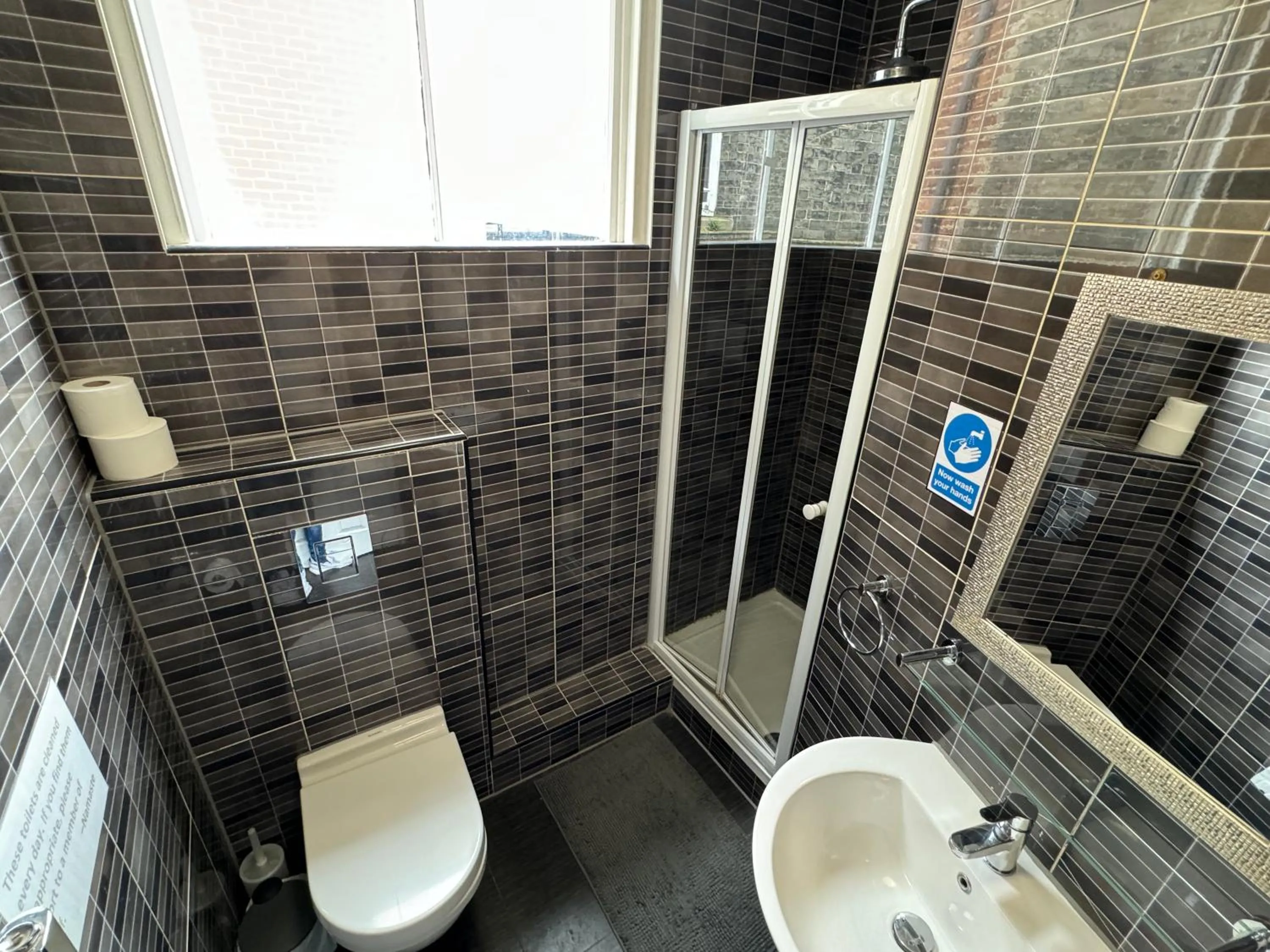 Shower in Namaste Palace Hotel