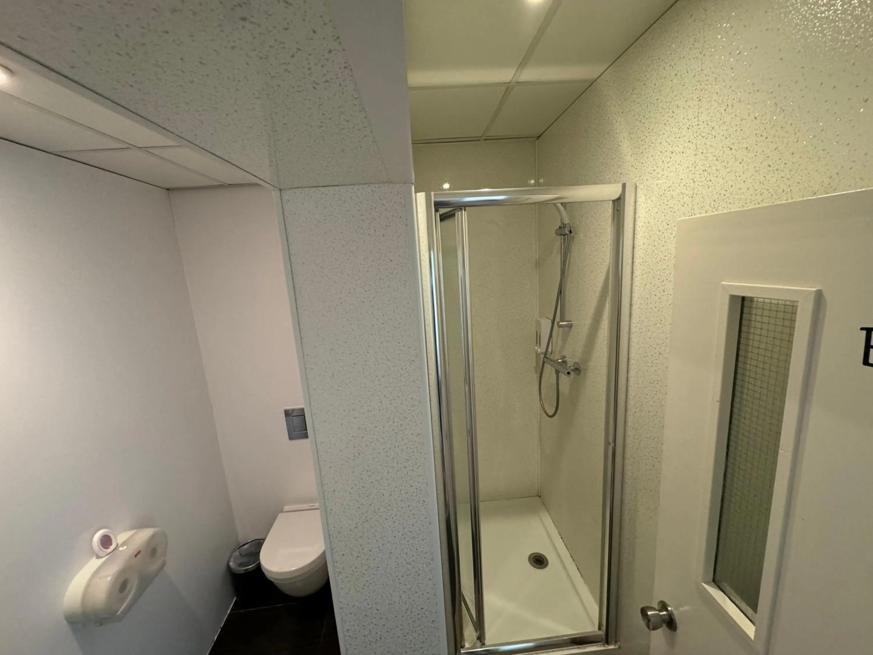 Shower in Namaste Palace Hotel