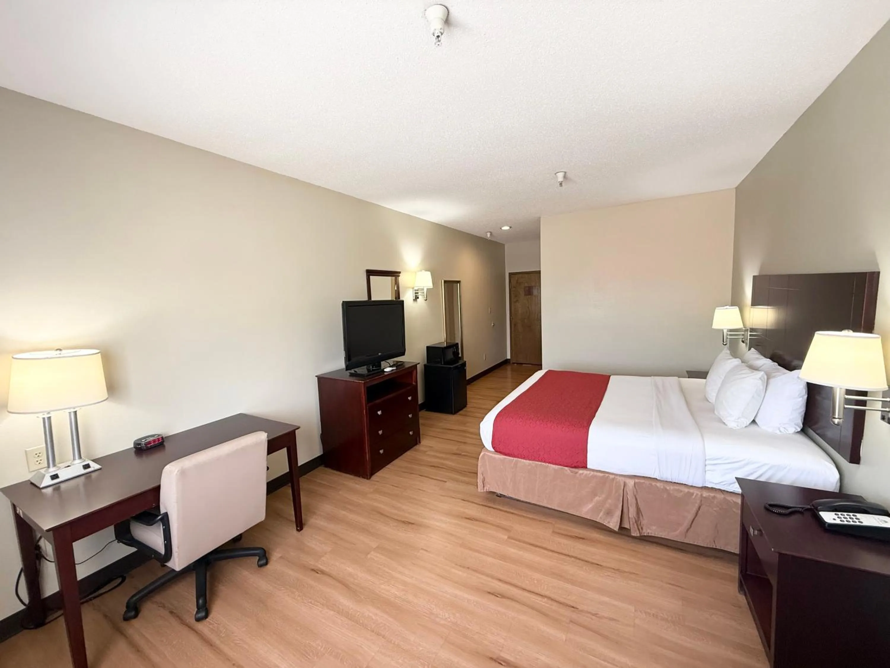 Bed in Americas Best Value Inn Wiggins