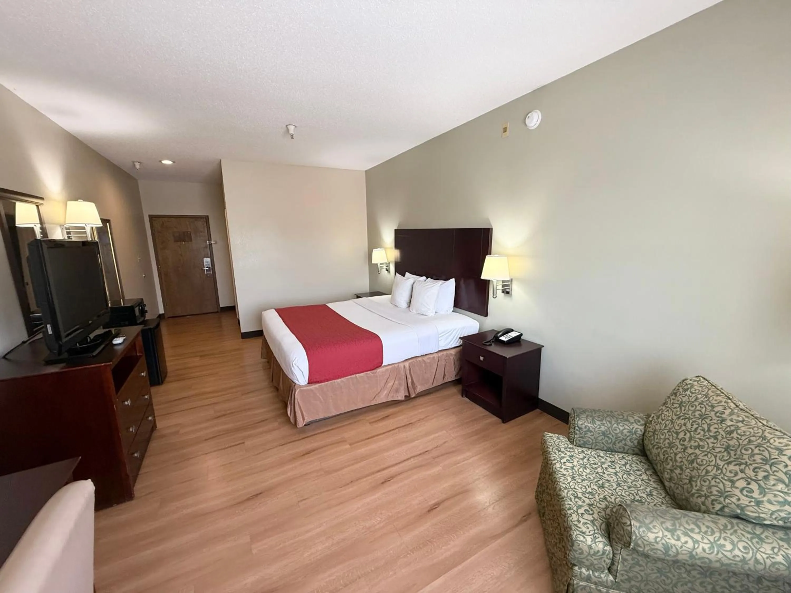 Bed in Americas Best Value Inn Wiggins