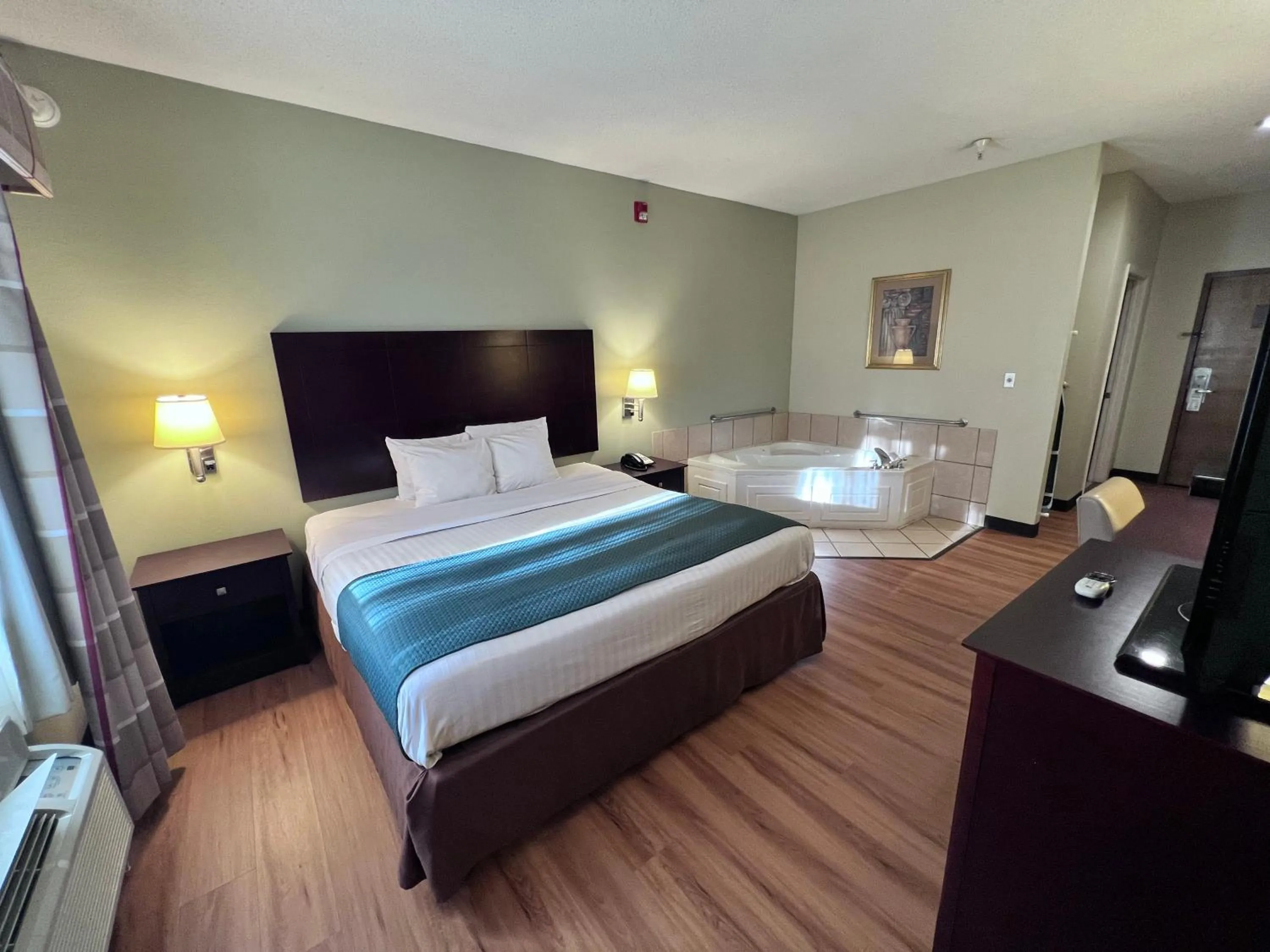 Bed in Americas Best Value Inn Wiggins