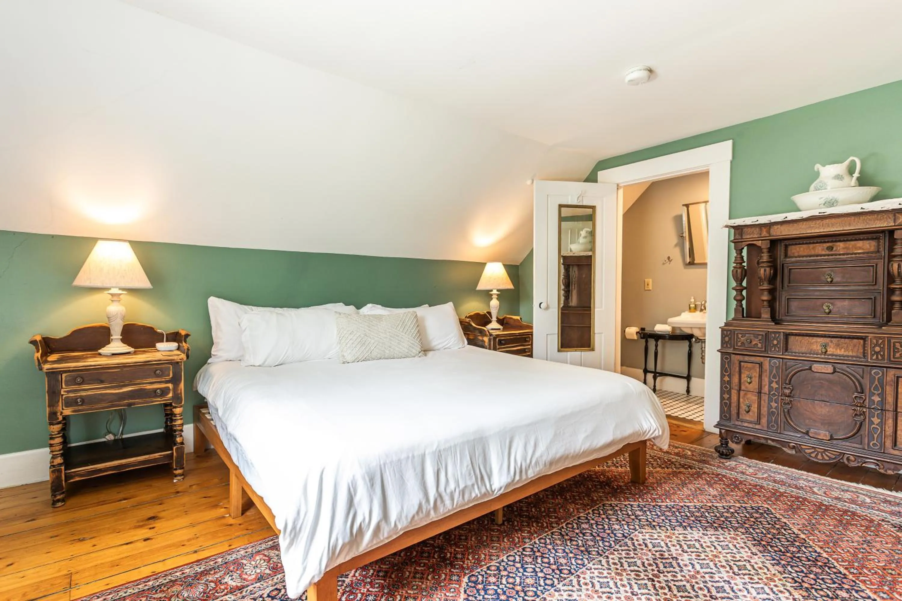 King Room with Mountain View - single occupancy in Woodbridge Inn Bed & Breakfast