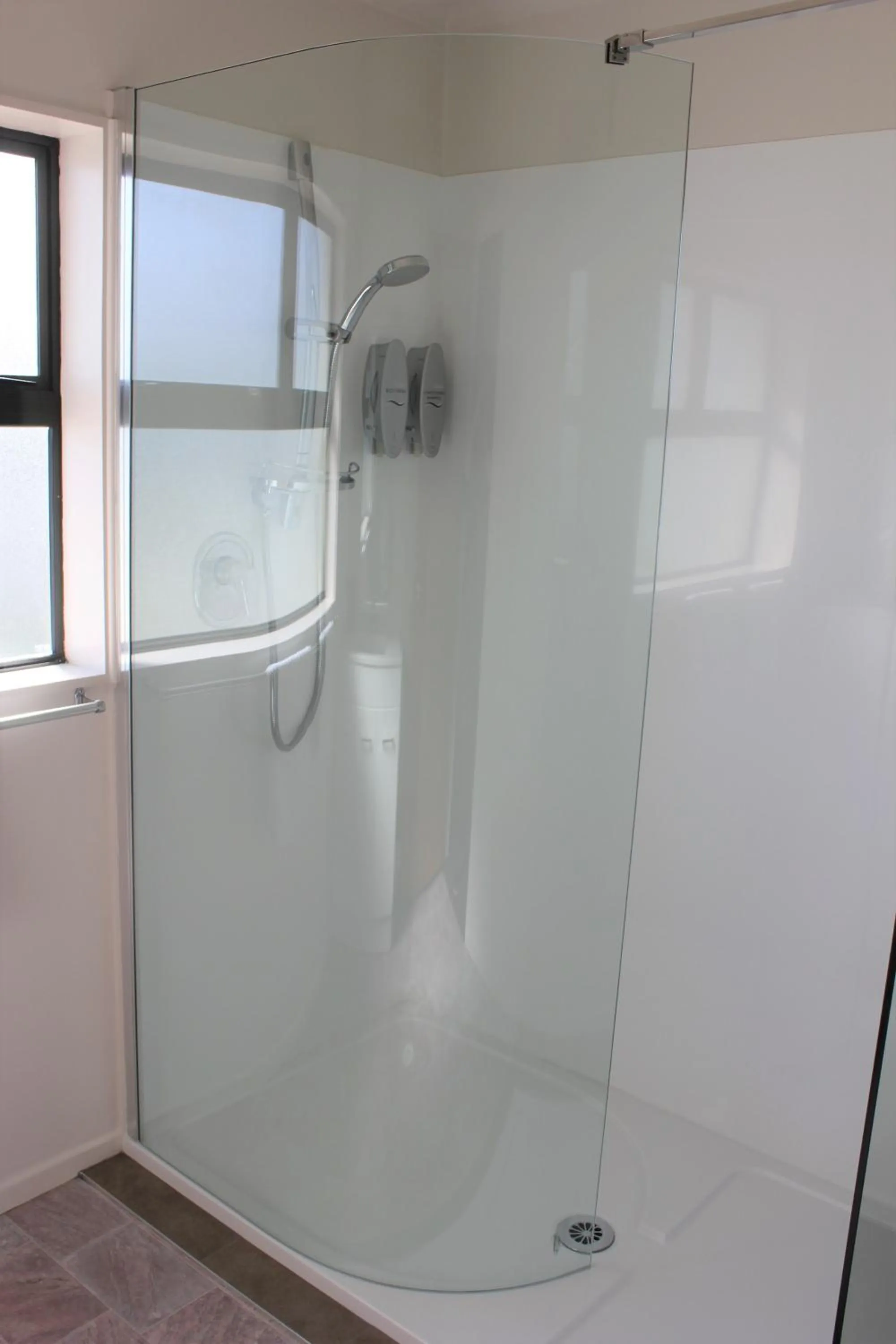 Bathroom in Kiwi Court Motel