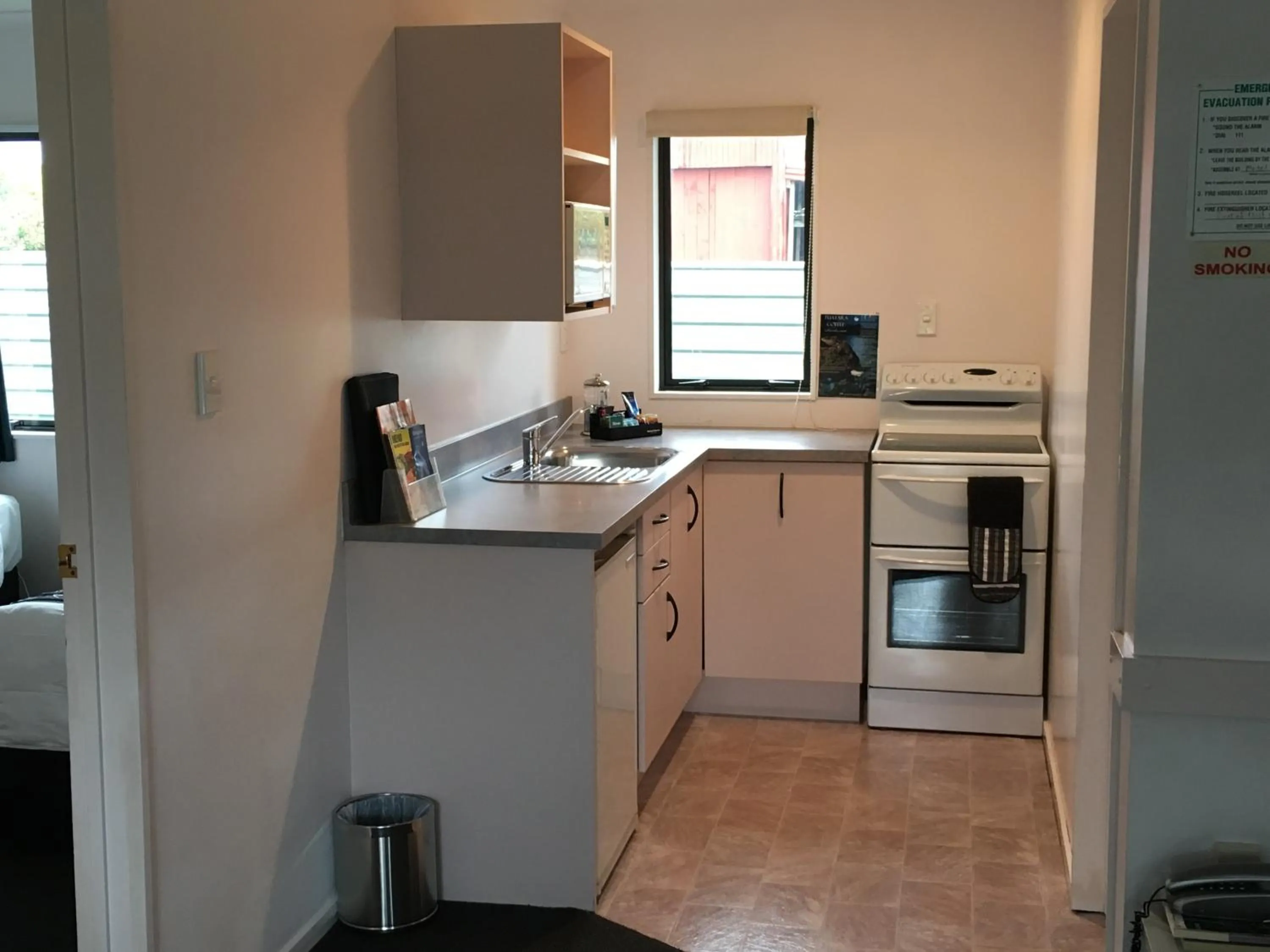 Kitchen or kitchenette in Kiwi Court Motel