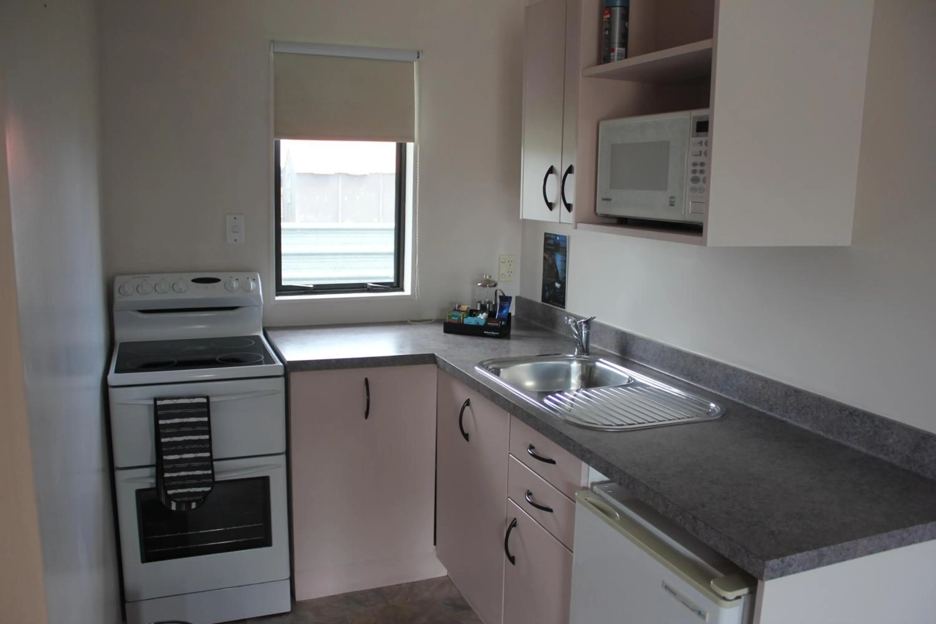 Kitchen or kitchenette in Kiwi Court Motel