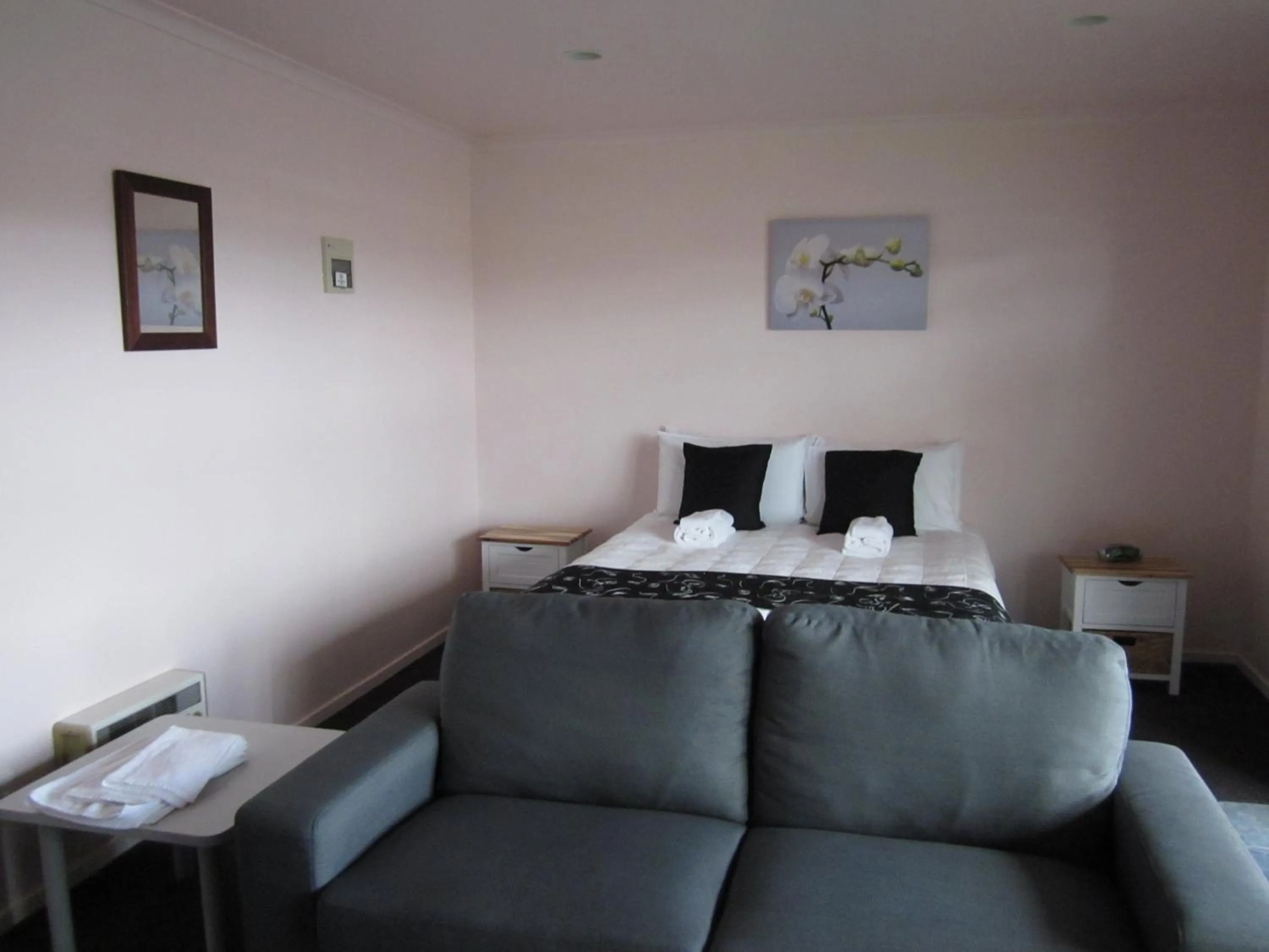 Bed in Kiwi Court Motel