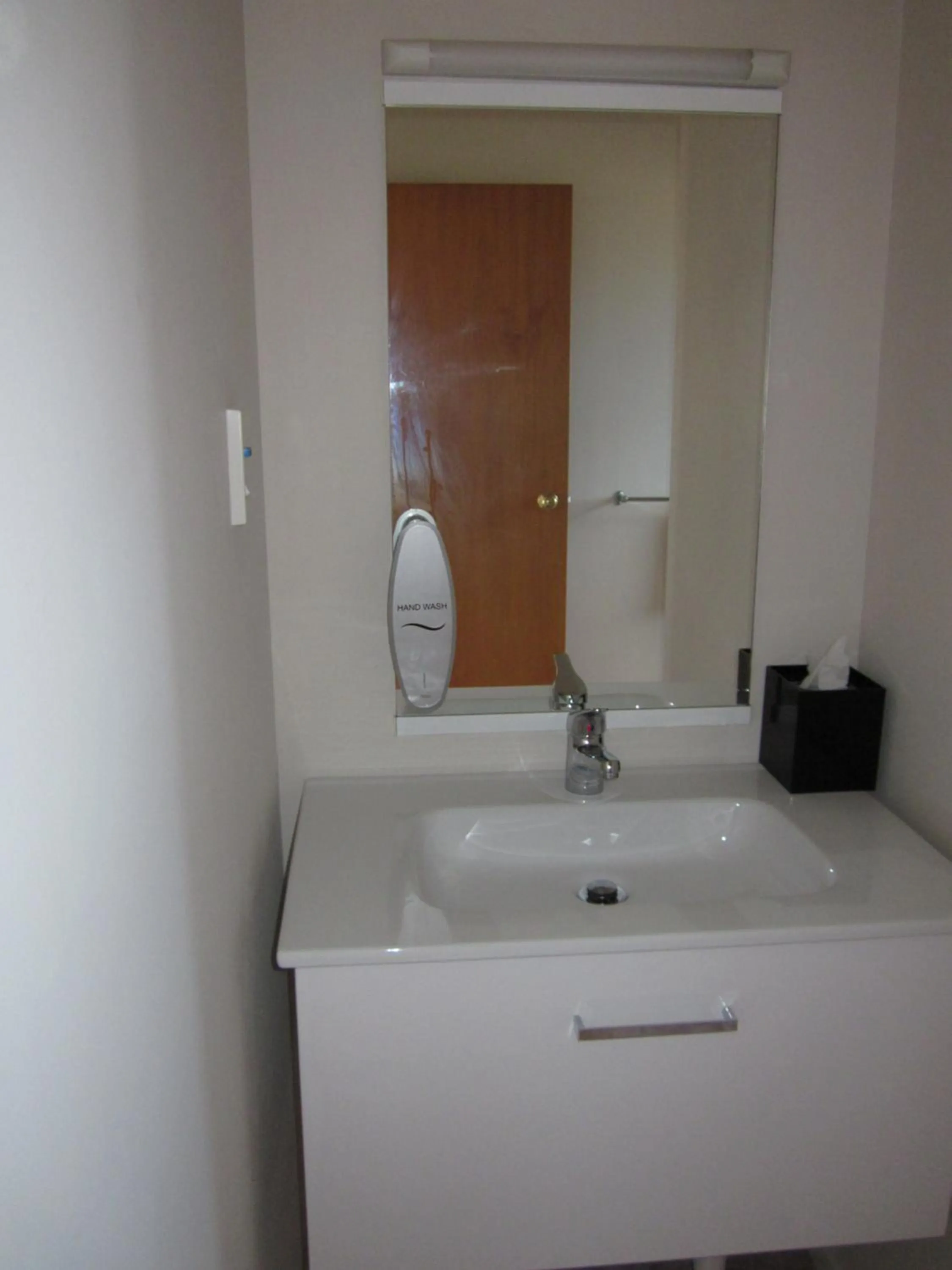 Bathroom in Kiwi Court Motel