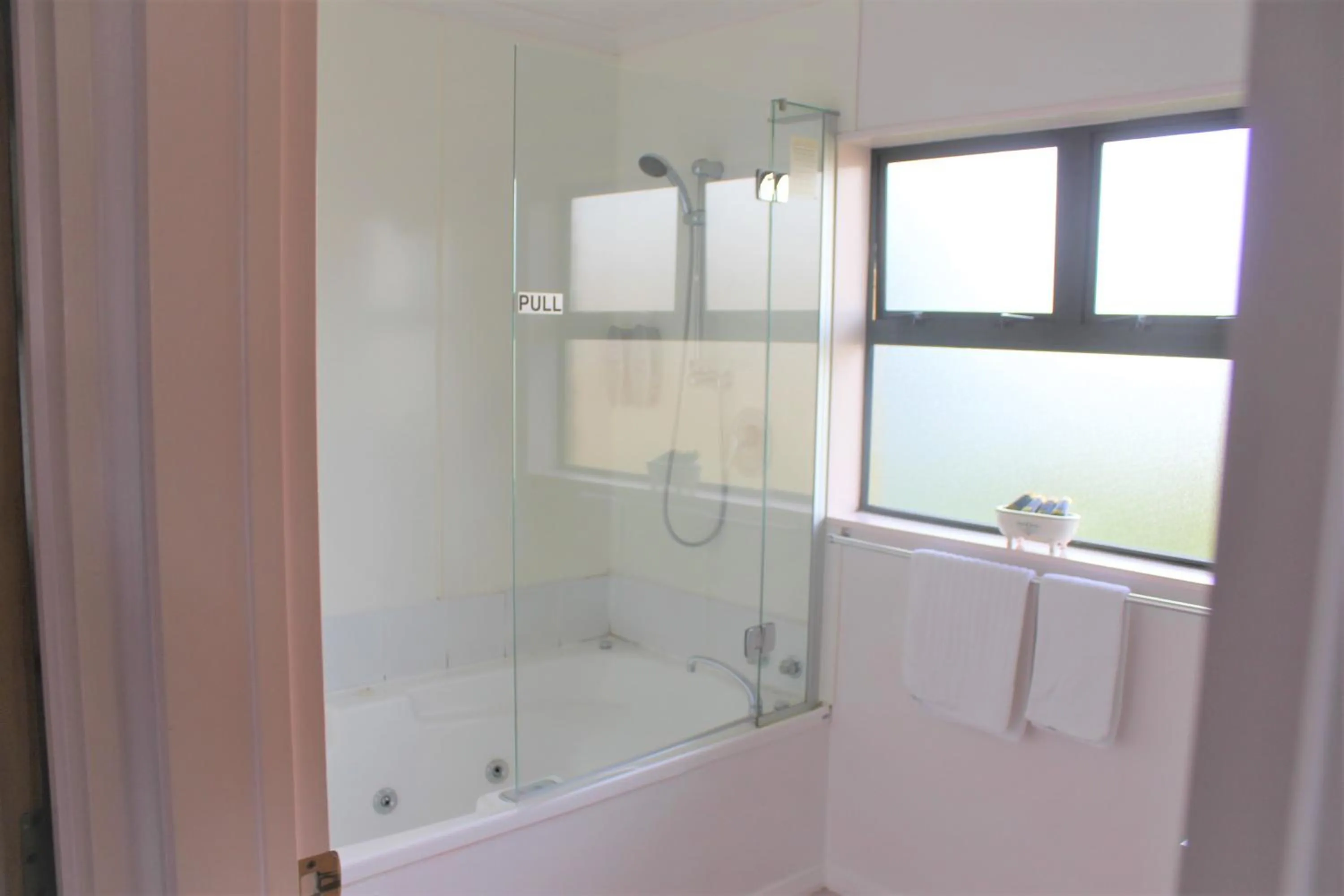 Bathroom in Kiwi Court Motel