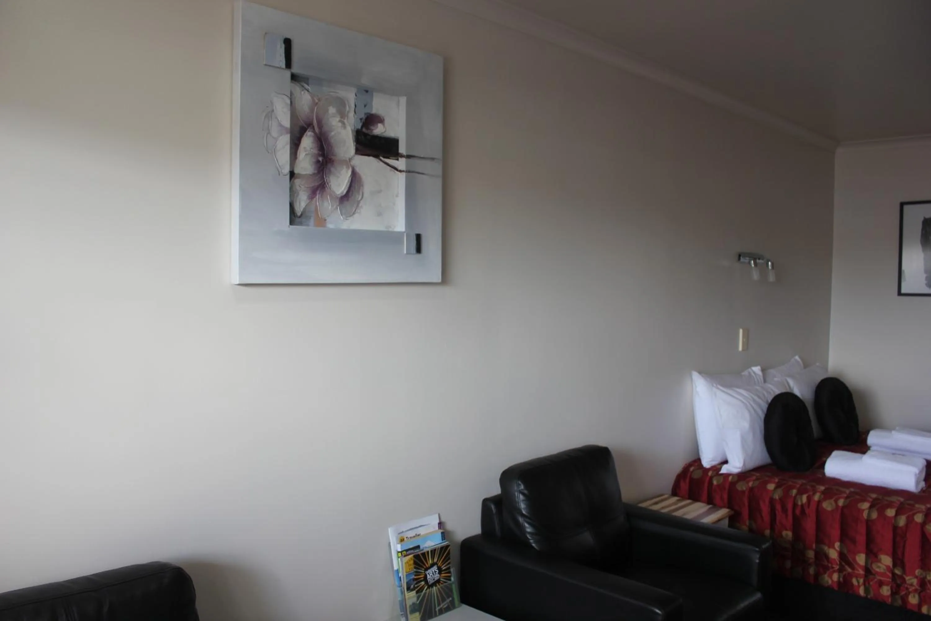 Seating area, Bed in Kiwi Court Motel