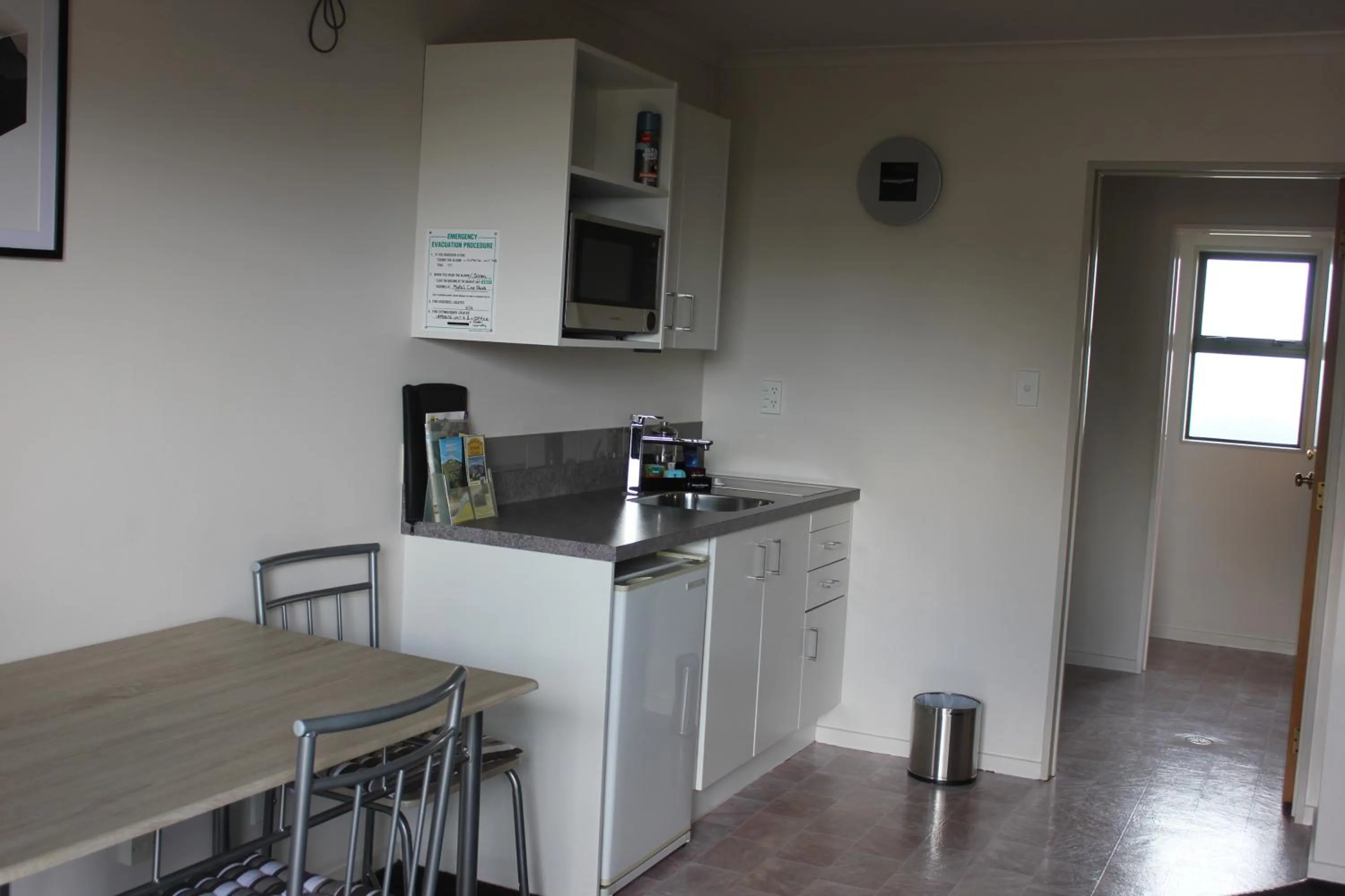 Kitchen or kitchenette in Kiwi Court Motel