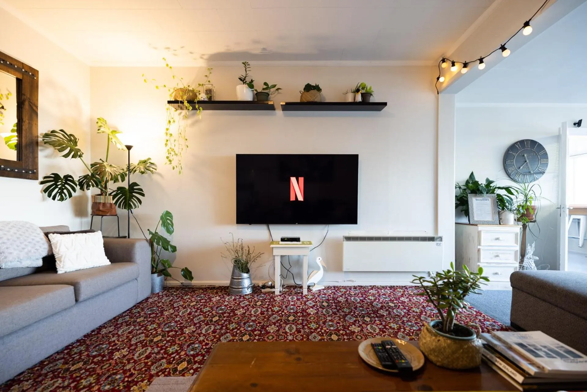 Communal lounge/ TV room in Oamaru Backpackers