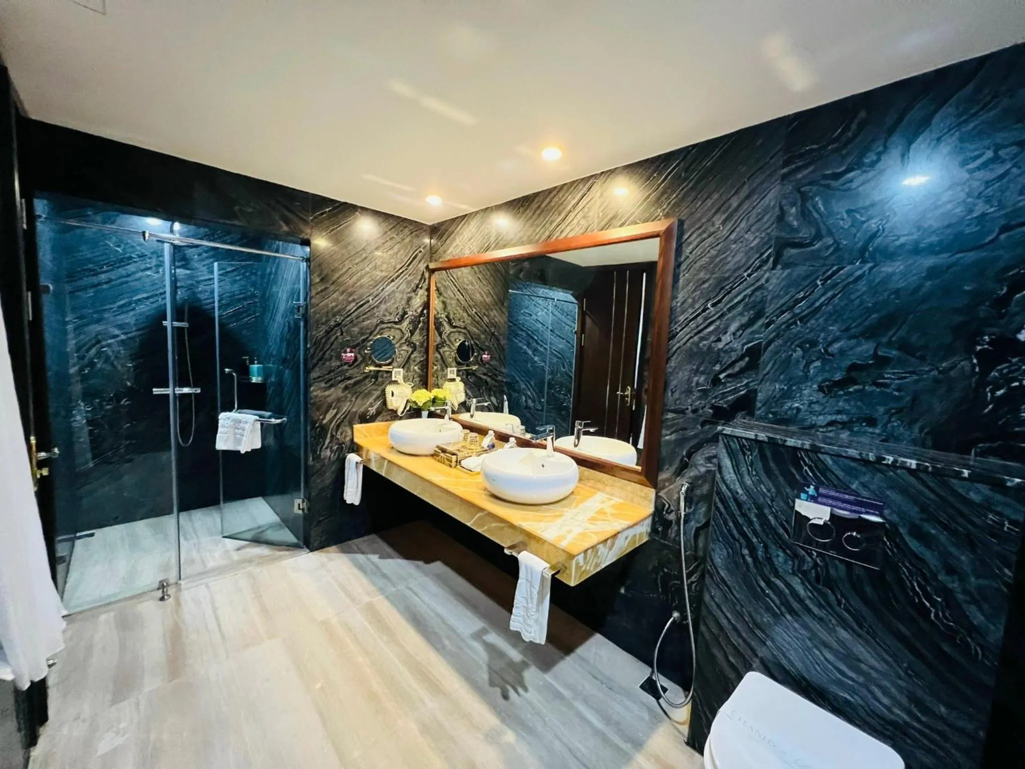 Shower in Le Indochina Hotel