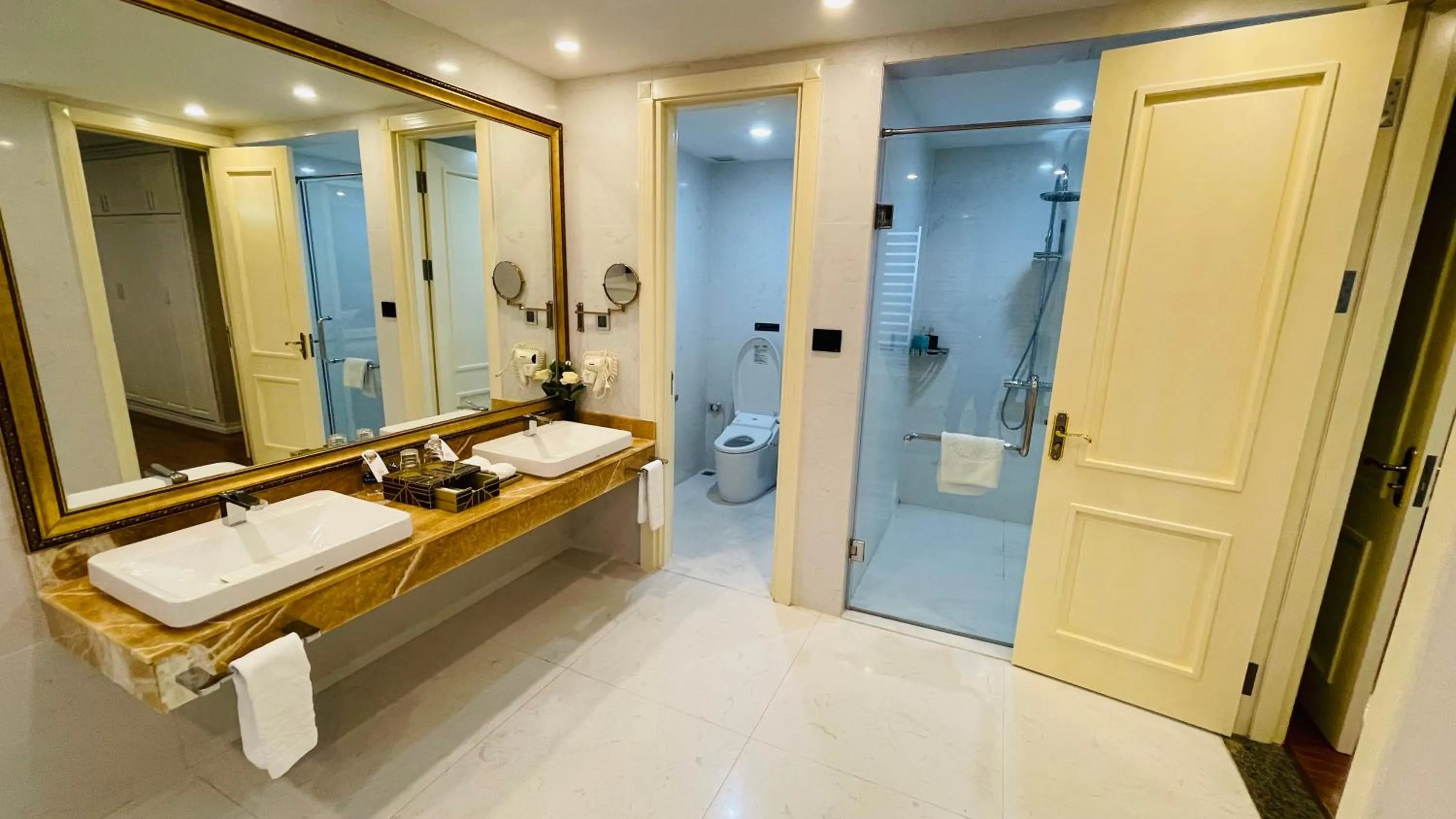 Bathroom in Le Indochina Hotel