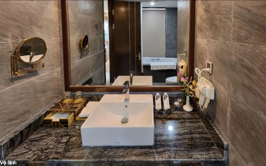 Bathroom in Le Indochina Hotel