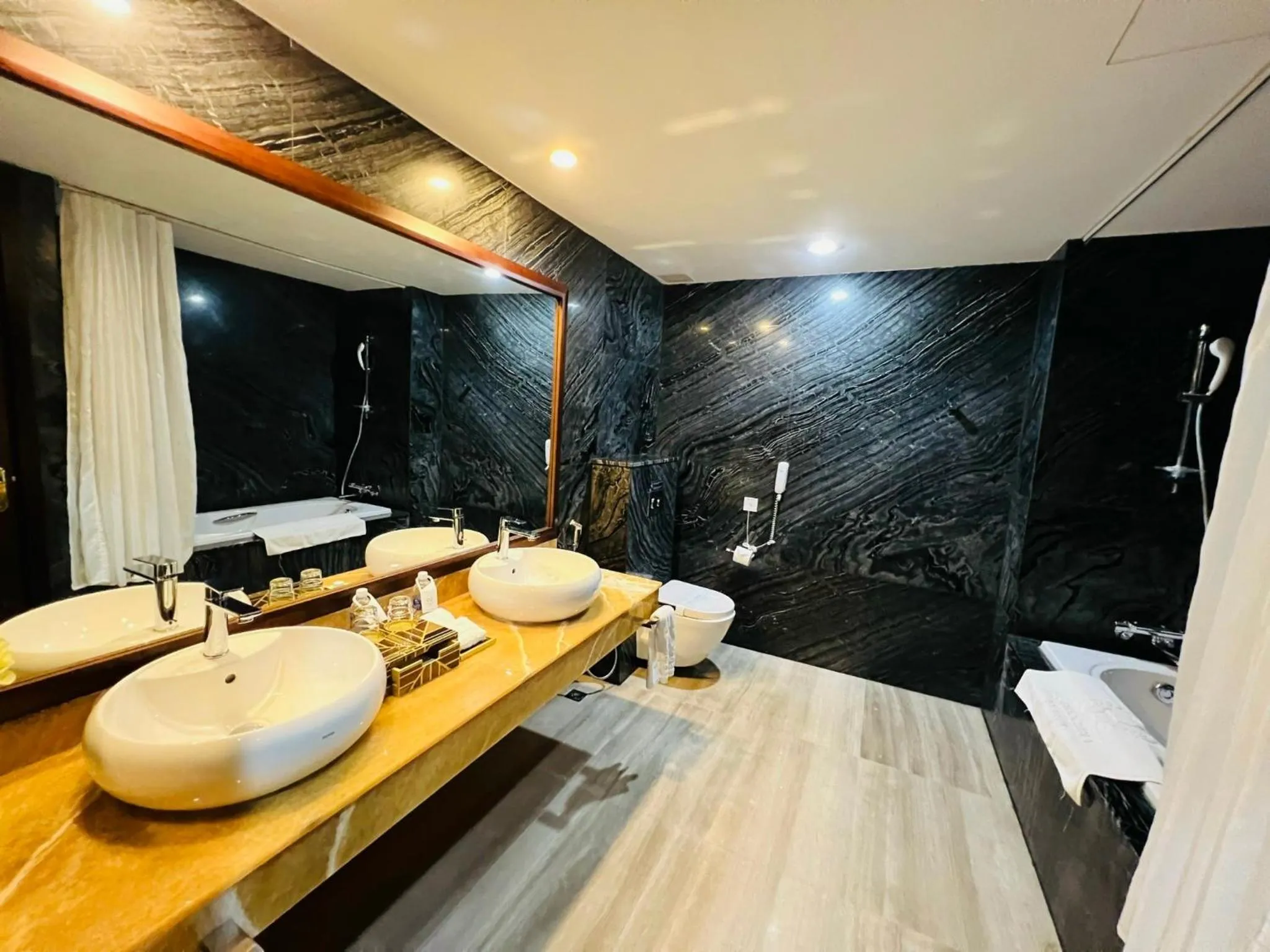 Shower in Le Indochina Hotel