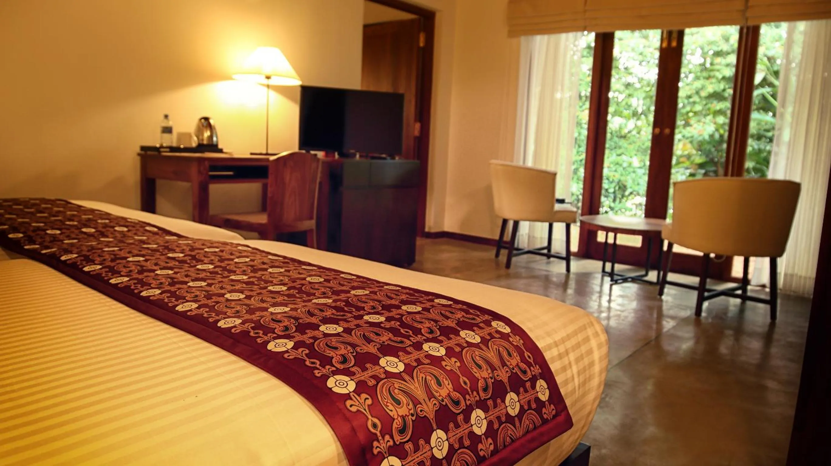 TV and multimedia, Bed in Kings Pavilion Luxury Hotel