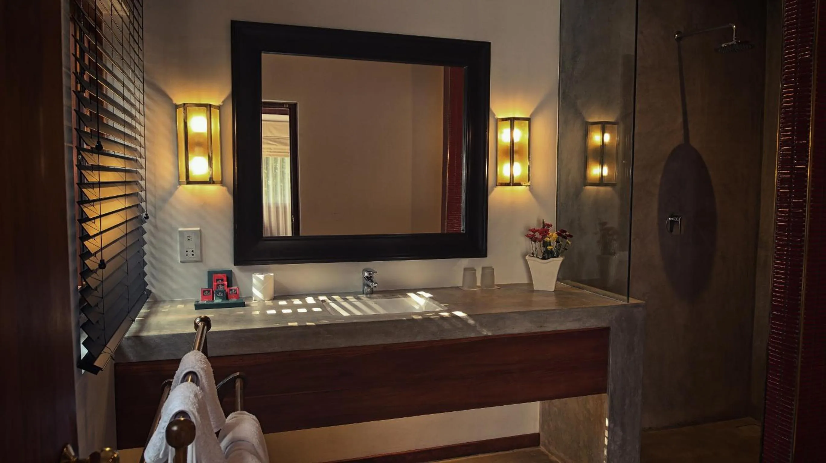 Shower in Kings Pavilion Luxury Hotel