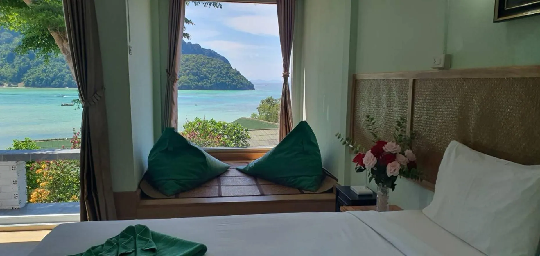Bed in Phi Phi View Point Resort