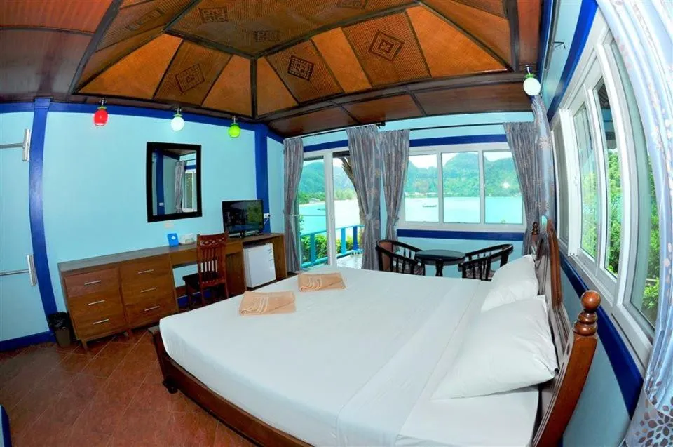 Bed in Phi Phi View Point Resort