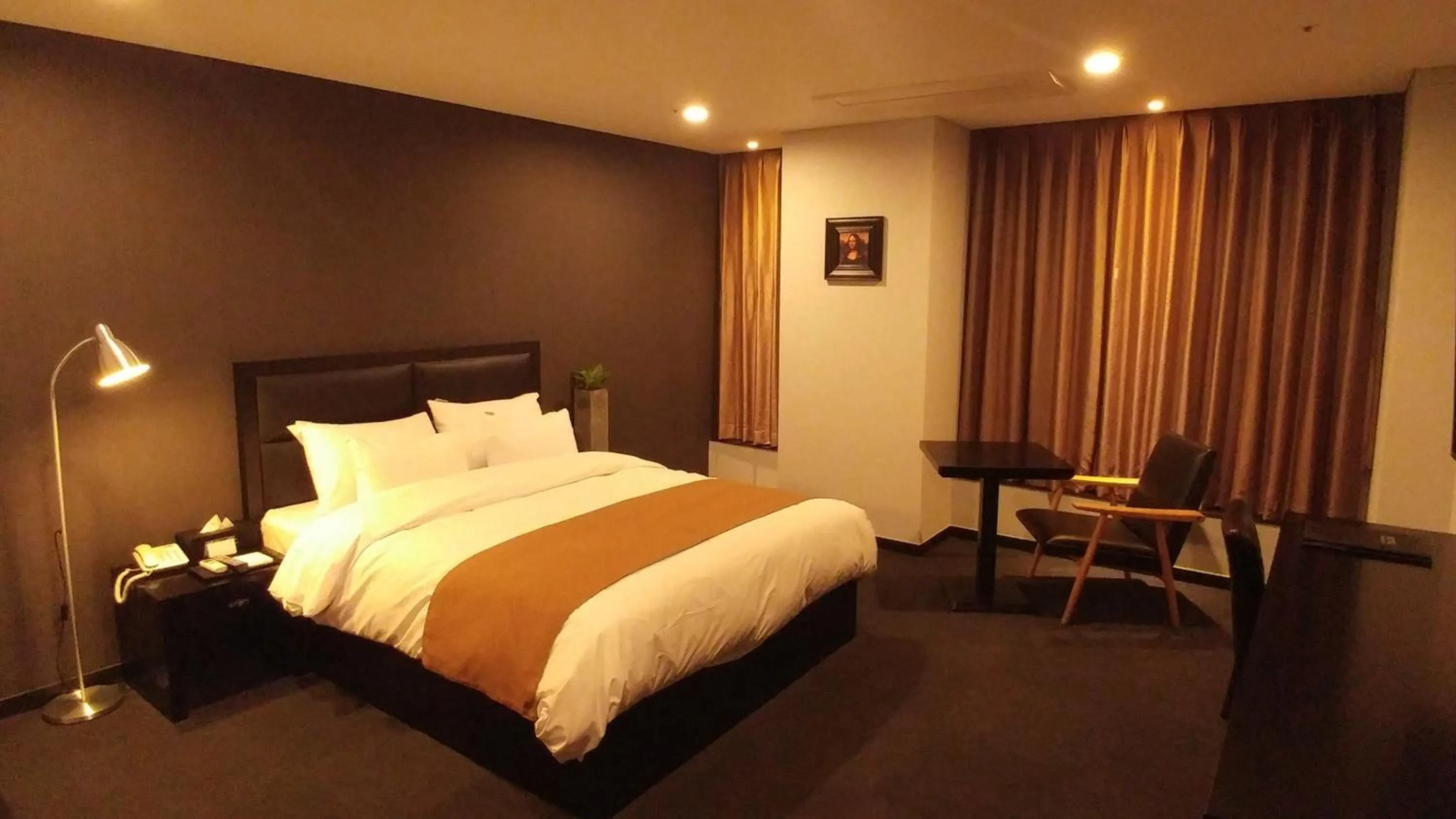 Photo of the whole room, Bed in Gangneung Tourist Hotel