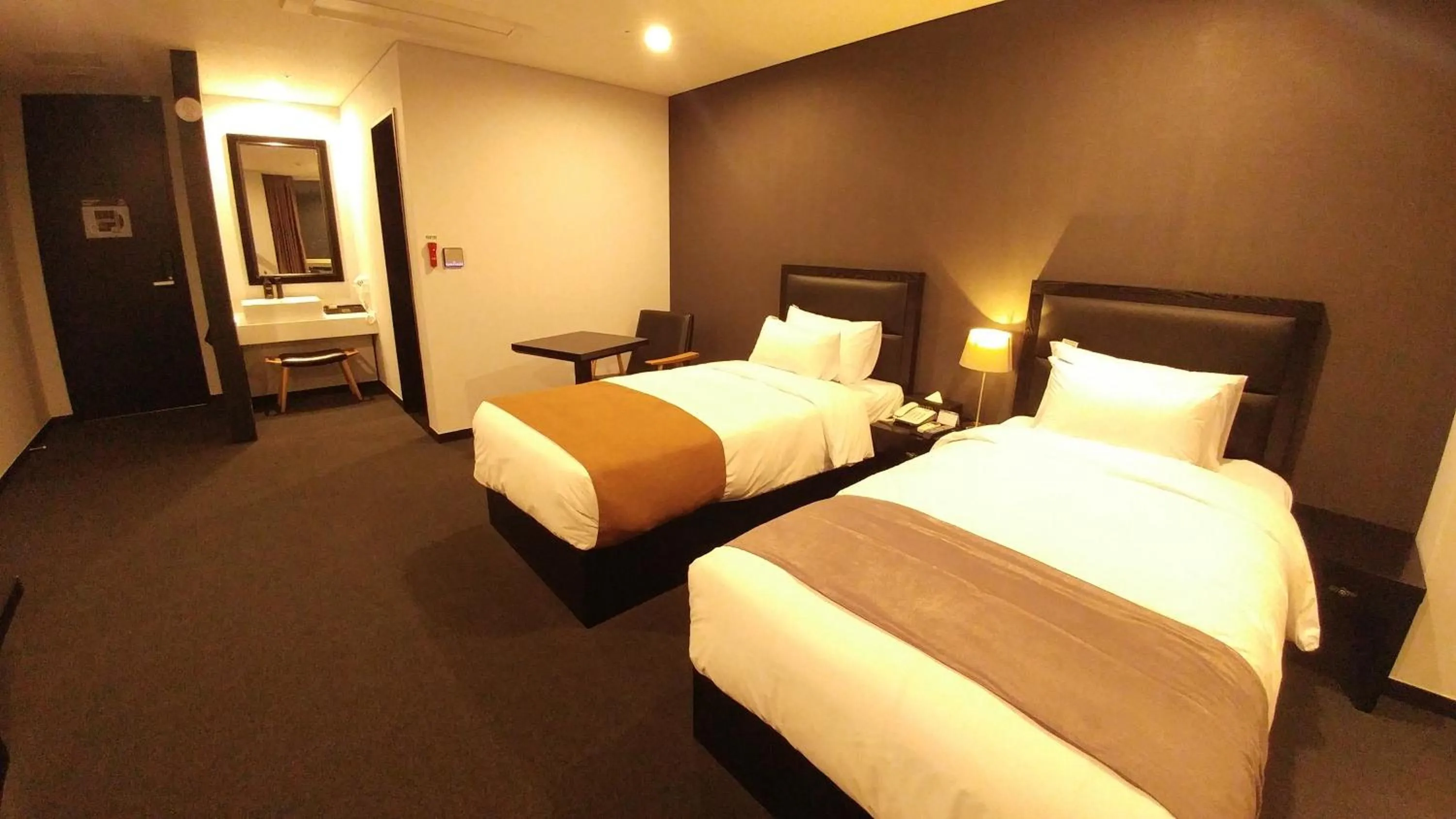 Photo of the whole room, Bed in Gangneung Tourist Hotel