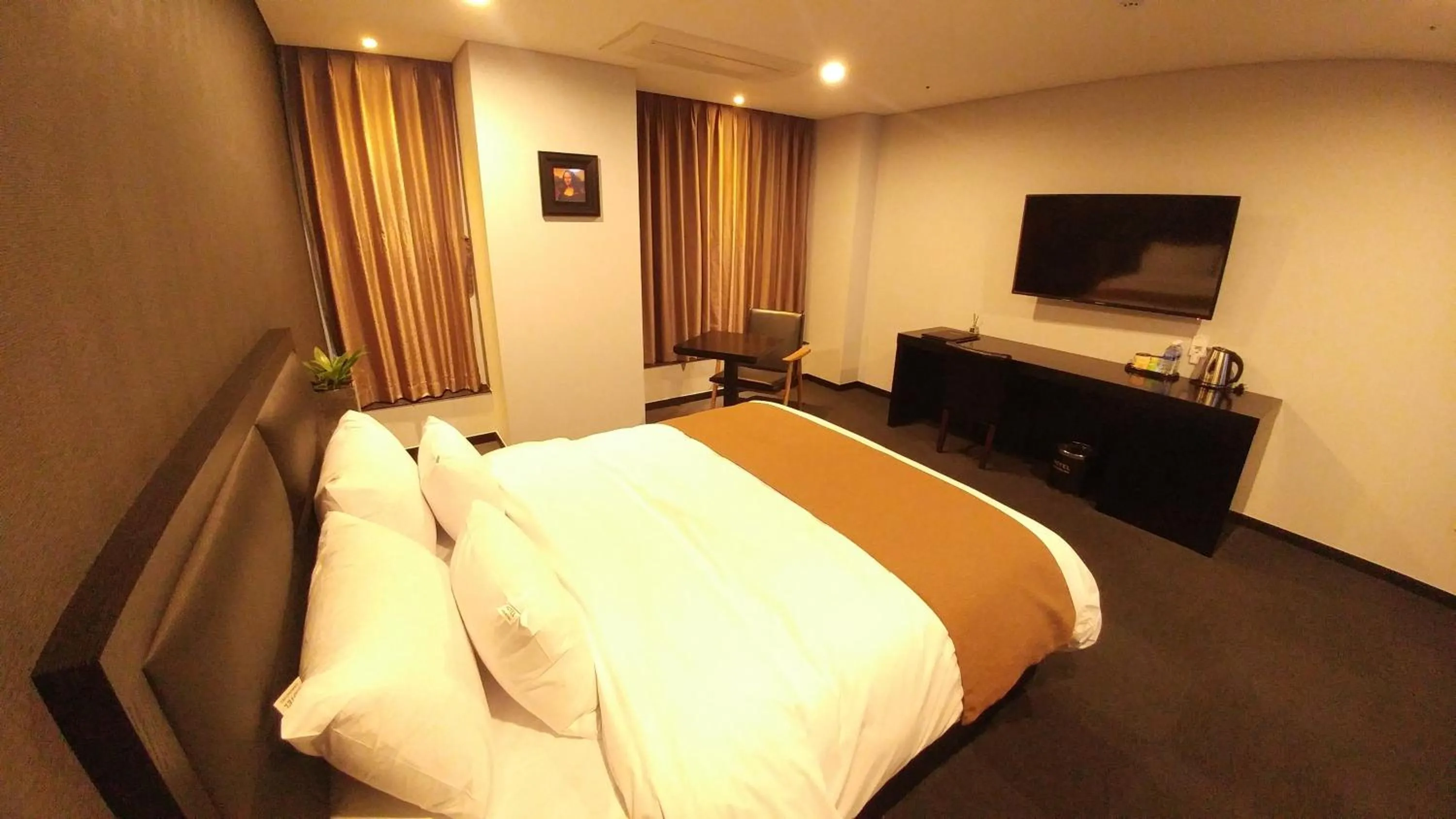 TV and multimedia, Bed in Gangneung Tourist Hotel