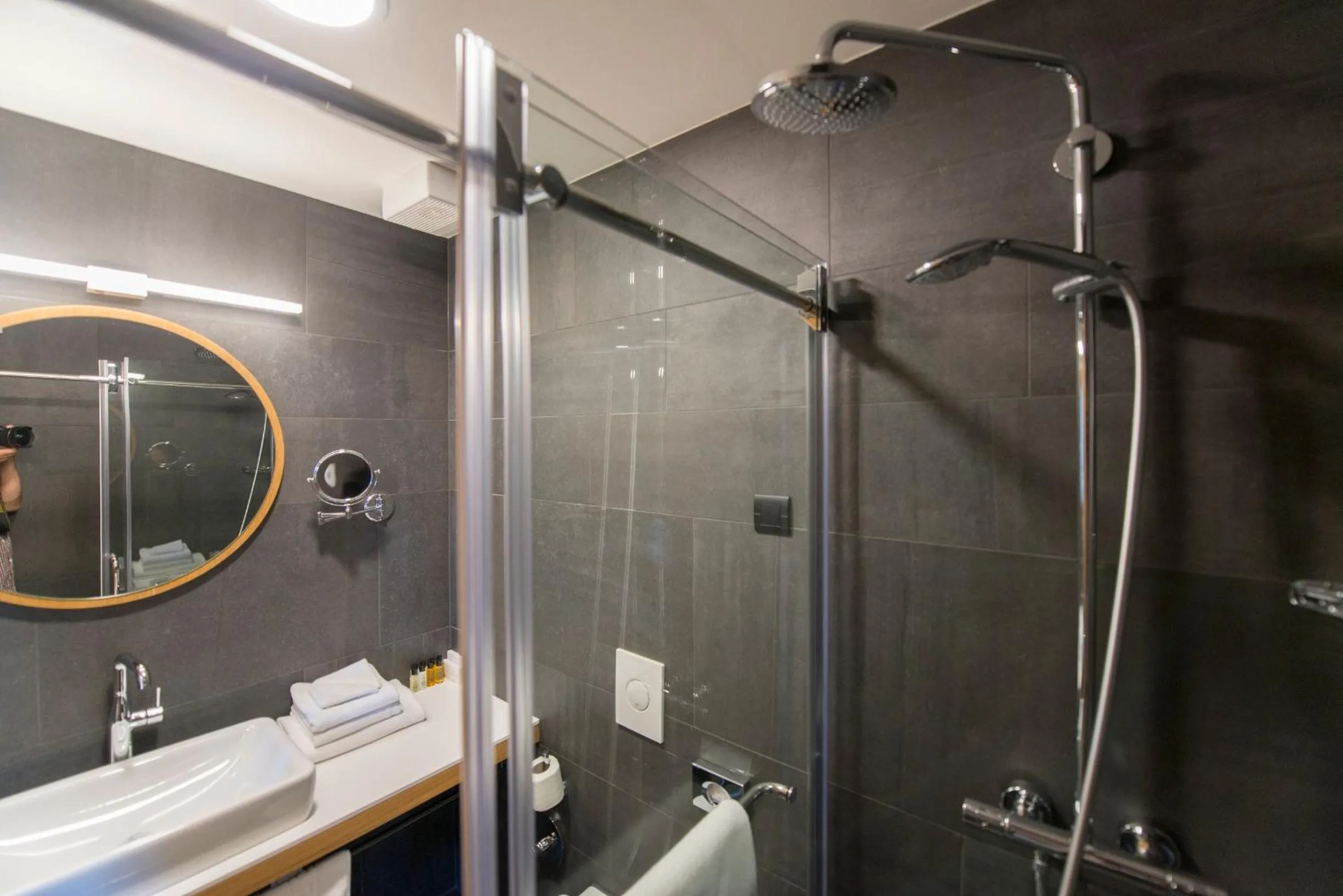 Photo of the whole room in Hotel Sana