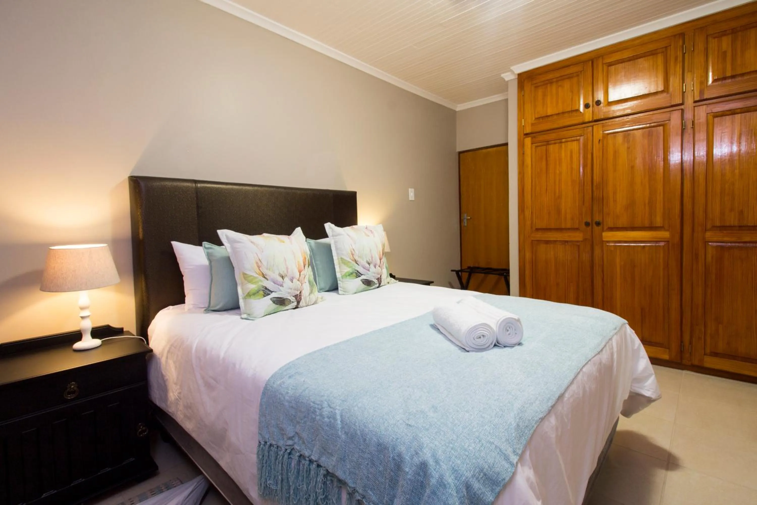 Photo of the whole room, Bed in Tsitsikamma Manor