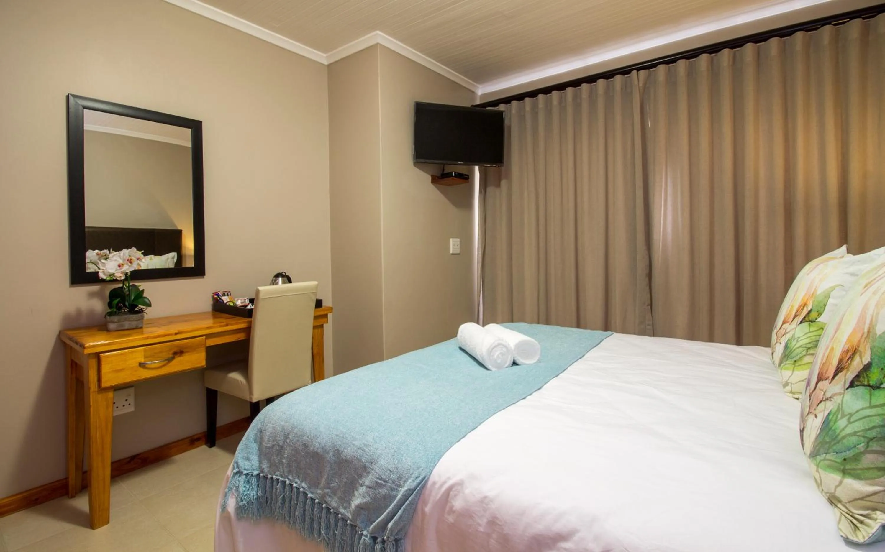 Photo of the whole room, Bed in Tsitsikamma Manor