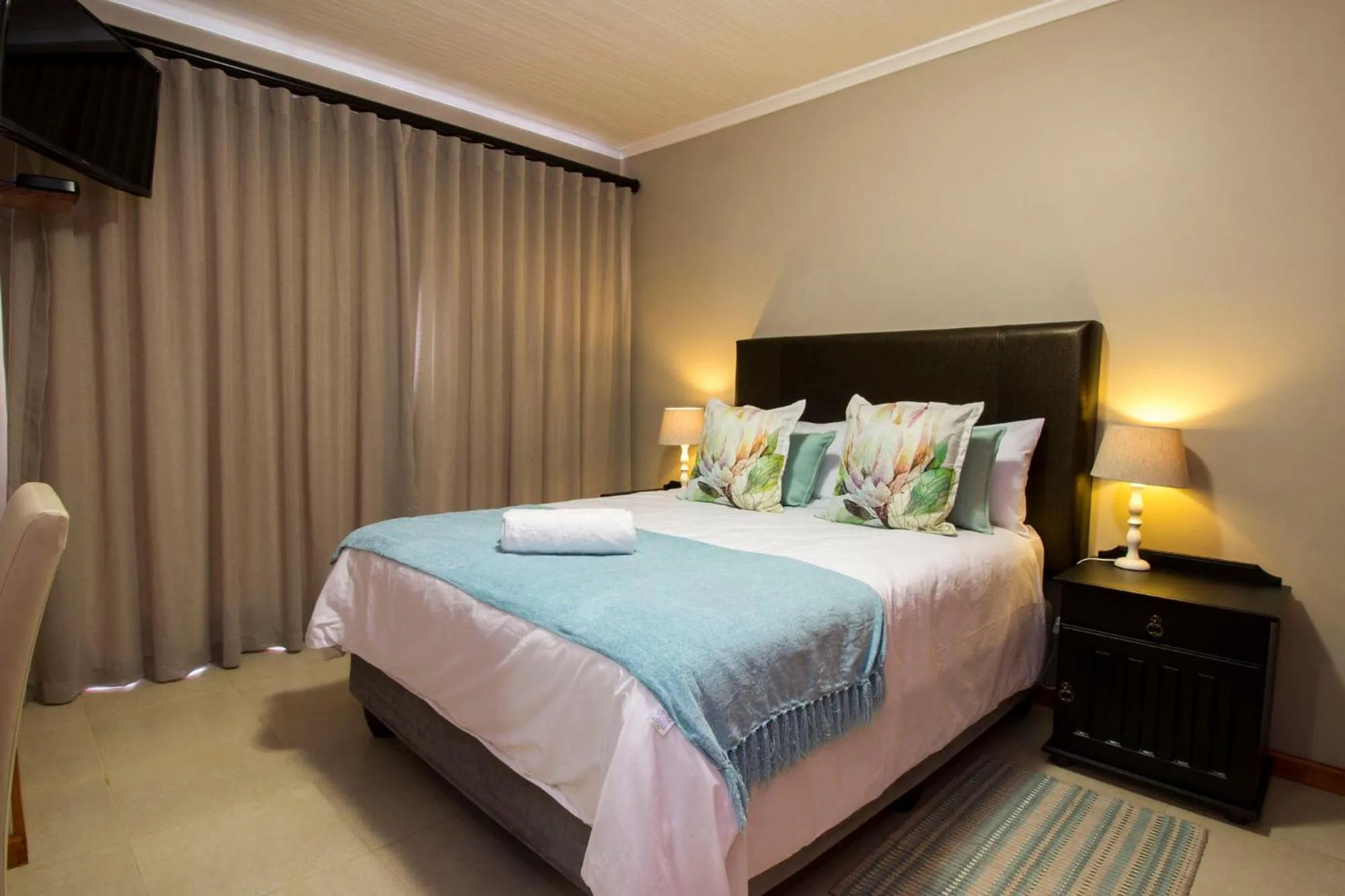 Photo of the whole room, Bed in Tsitsikamma Manor