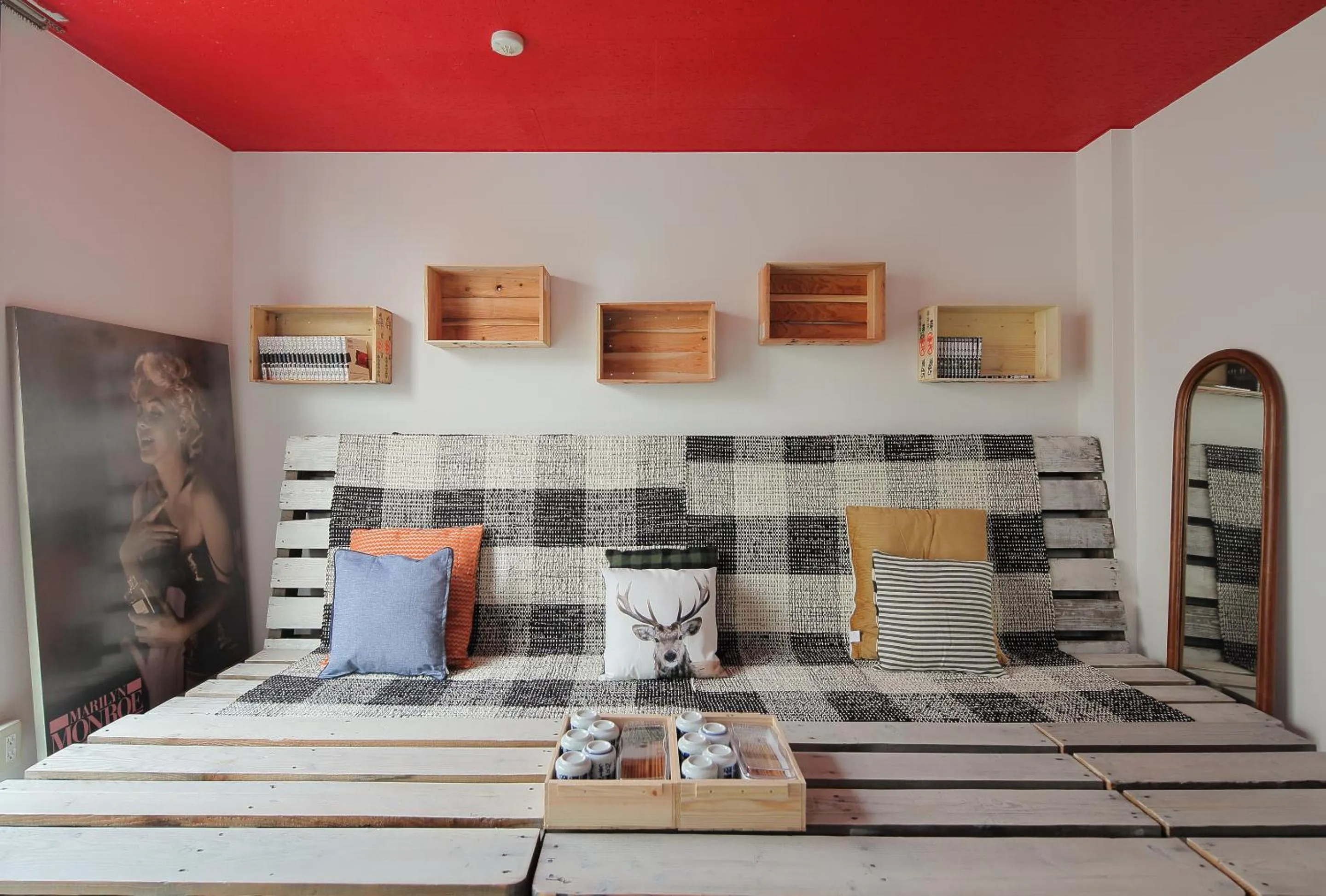 Communal lounge/ TV room in Music Uni Street Backpacker's Hostel