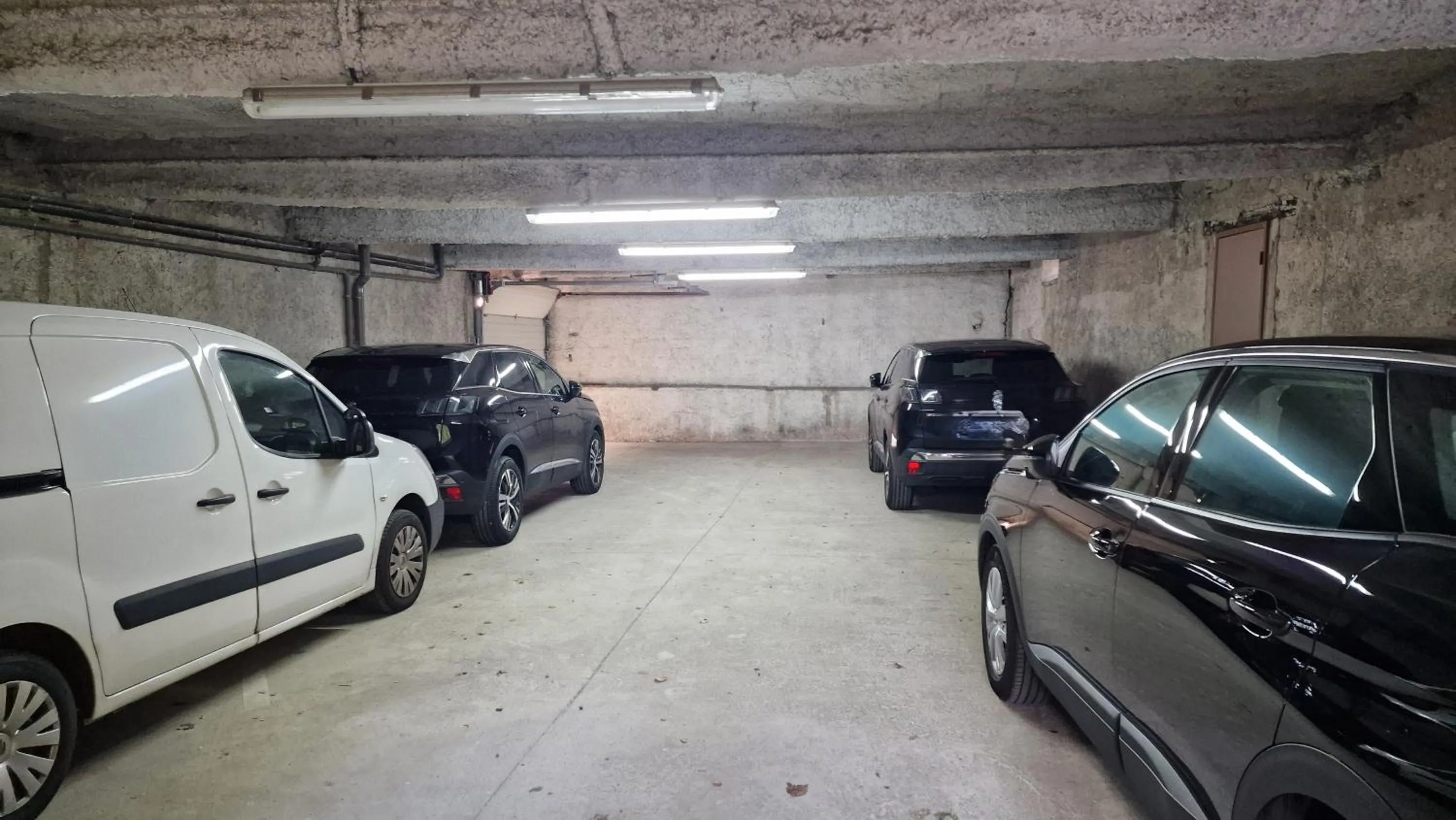 Parking in Cit'Hotel de la Marne