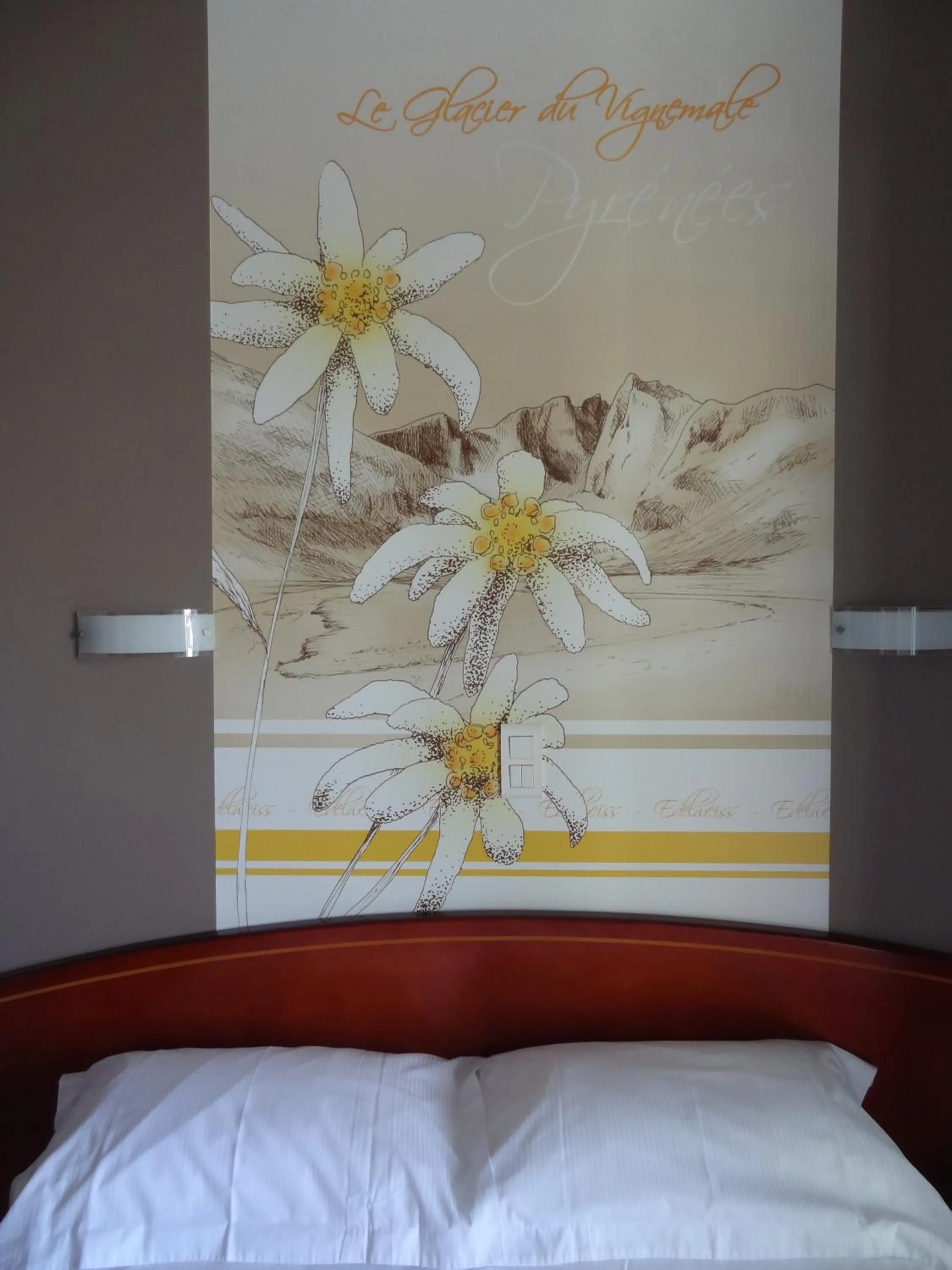 Property building, Bed in Cit'Hotel de la Marne