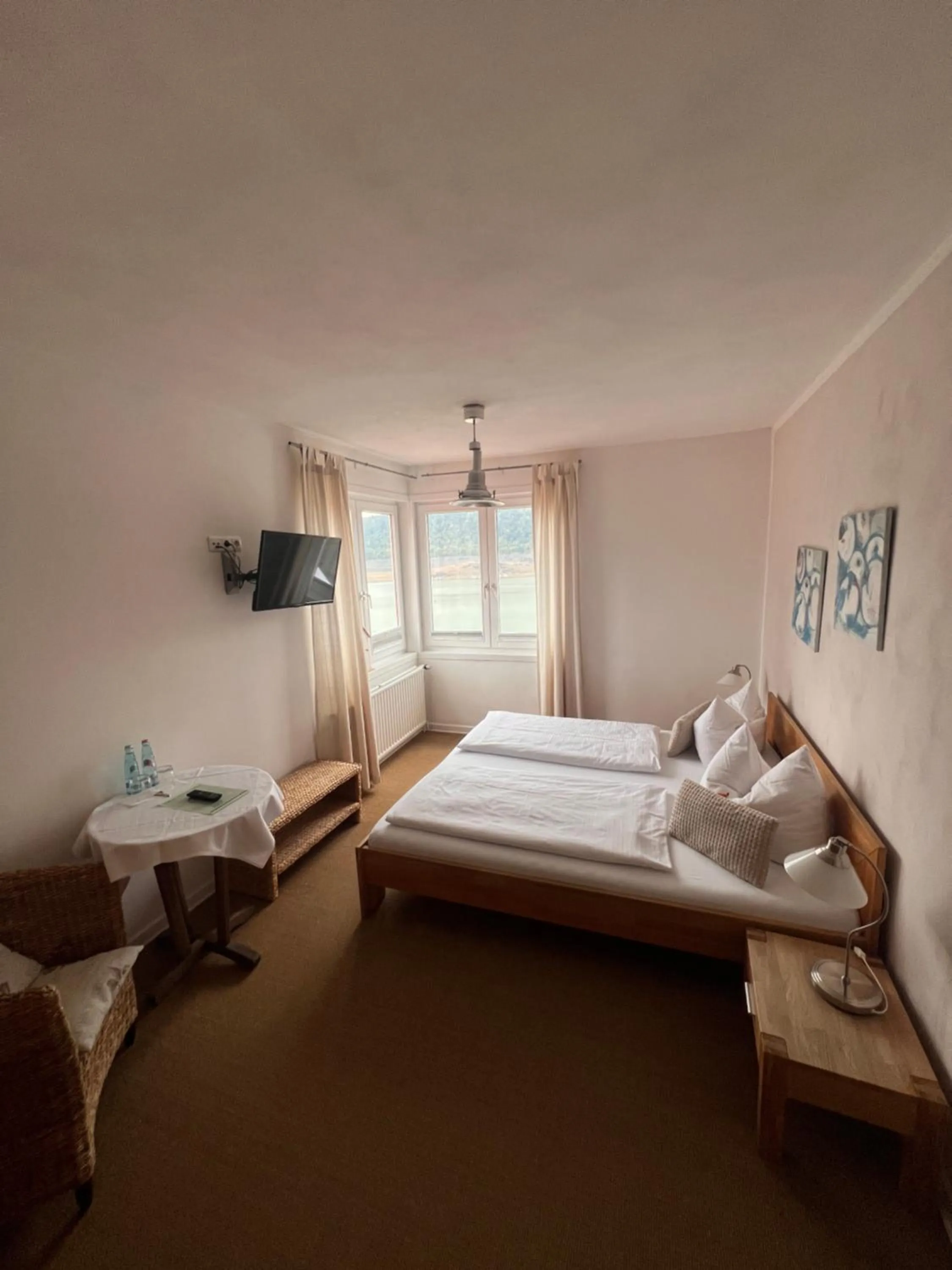 Photo of the whole room, Bed in Strandhaus Edersee - Kaminzimmer, Seeblick, Badestrand, Seeterrasse