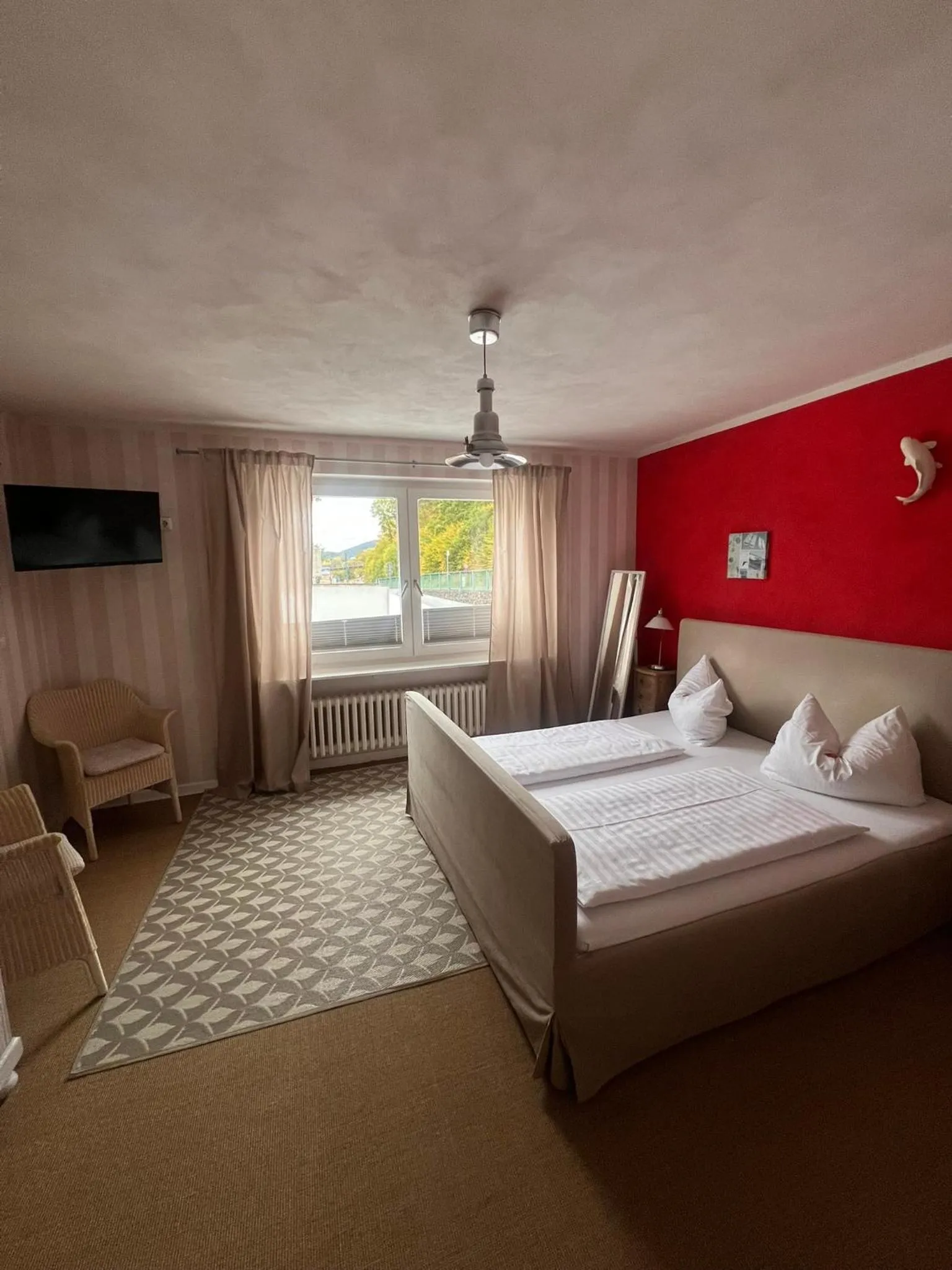 Photo of the whole room, Bed in Strandhaus Edersee - Kaminzimmer, Seeblick, Badestrand, Seeterrasse