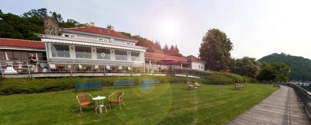 Property building in Strandhaus Edersee Nr 12 - Kaminzimmer, Seeblick, Badestrand, Seeterrasse